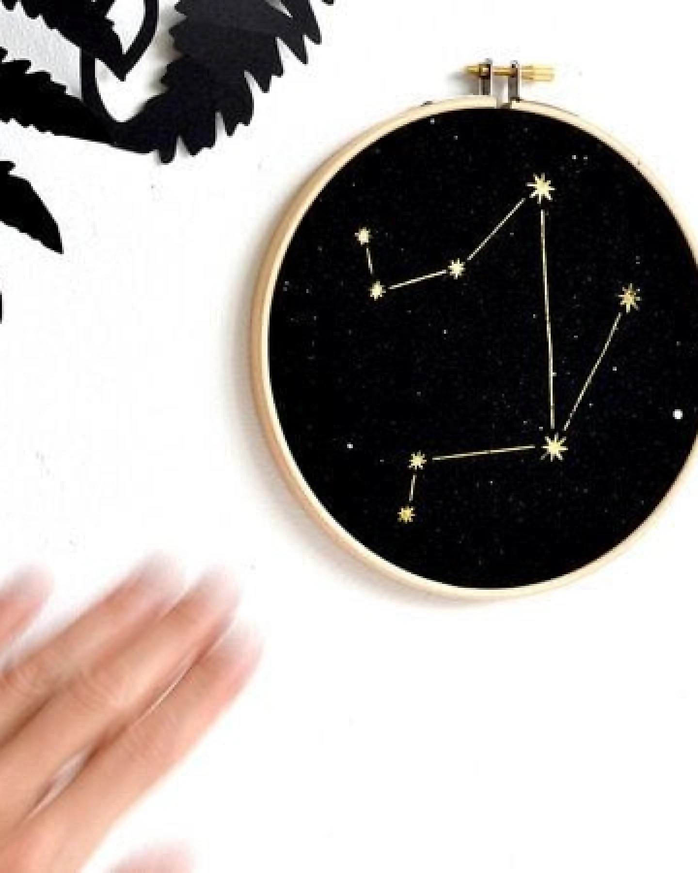 renna deluxe Sternzeichen in Gold als Bild im Stickrahmen – Ansicht 4