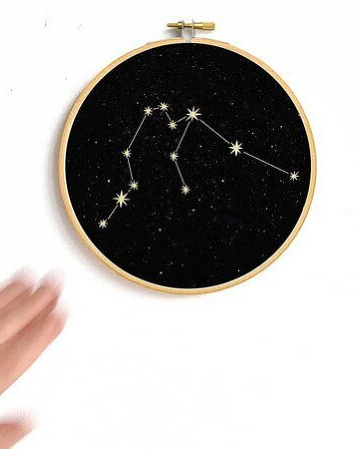 renna deluxe Sternzeichen in Gold als Bild im Stickrahmen