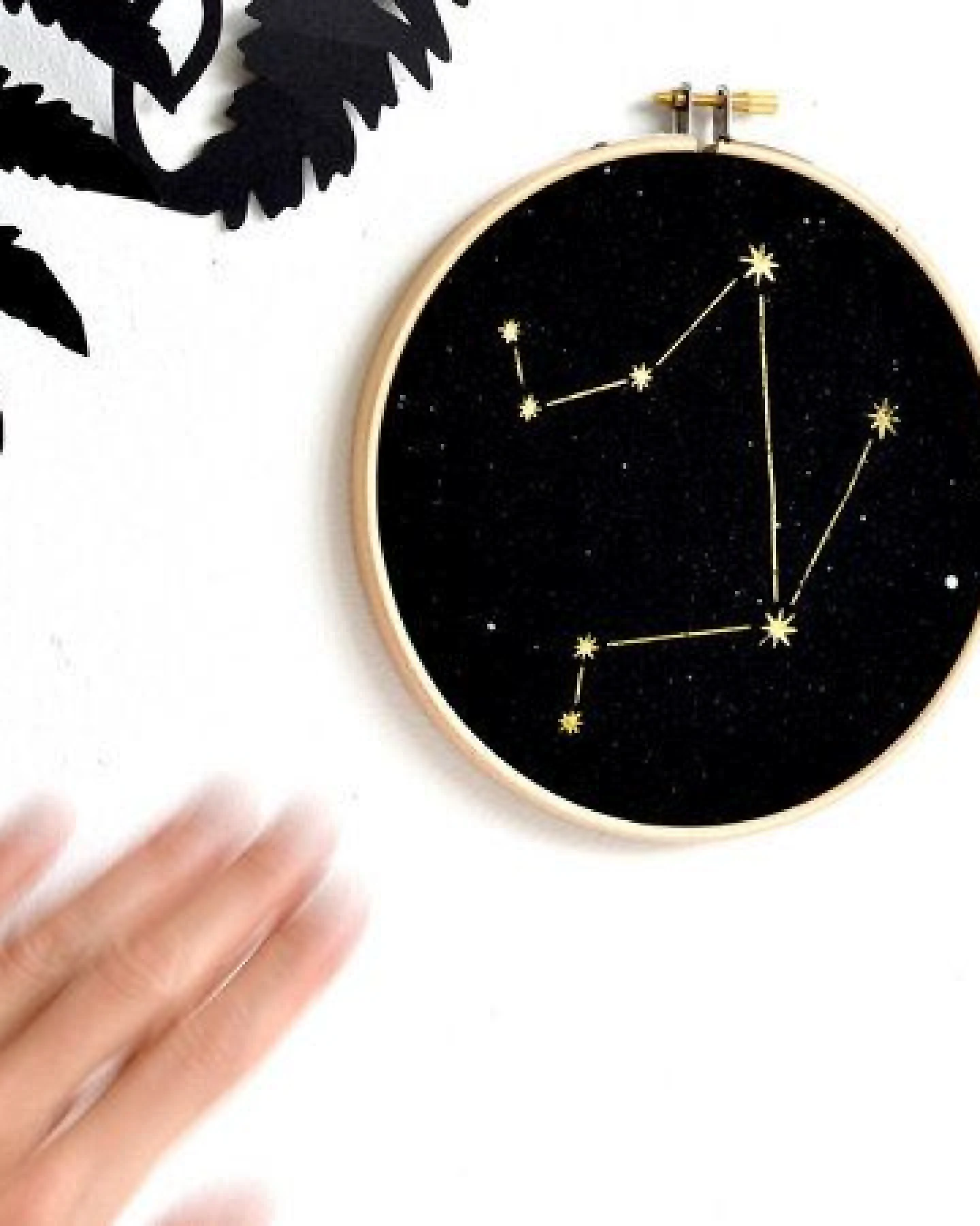 renna deluxe Sternzeichen in Gold als Bild im Stickrahmen – Ansicht 4