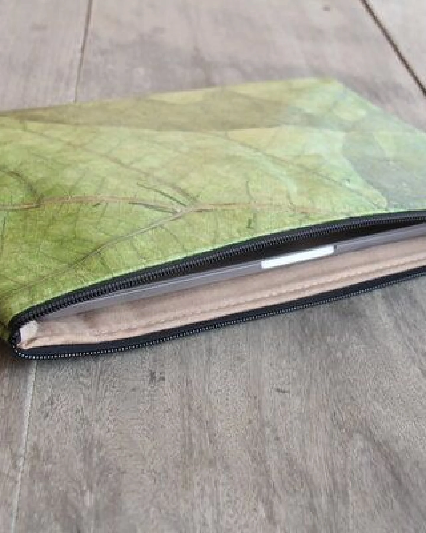 BY COPALA Nachhaltige 15–16 Zoll Laptoptasche aus Teak-Blattleder – Ansicht 2
