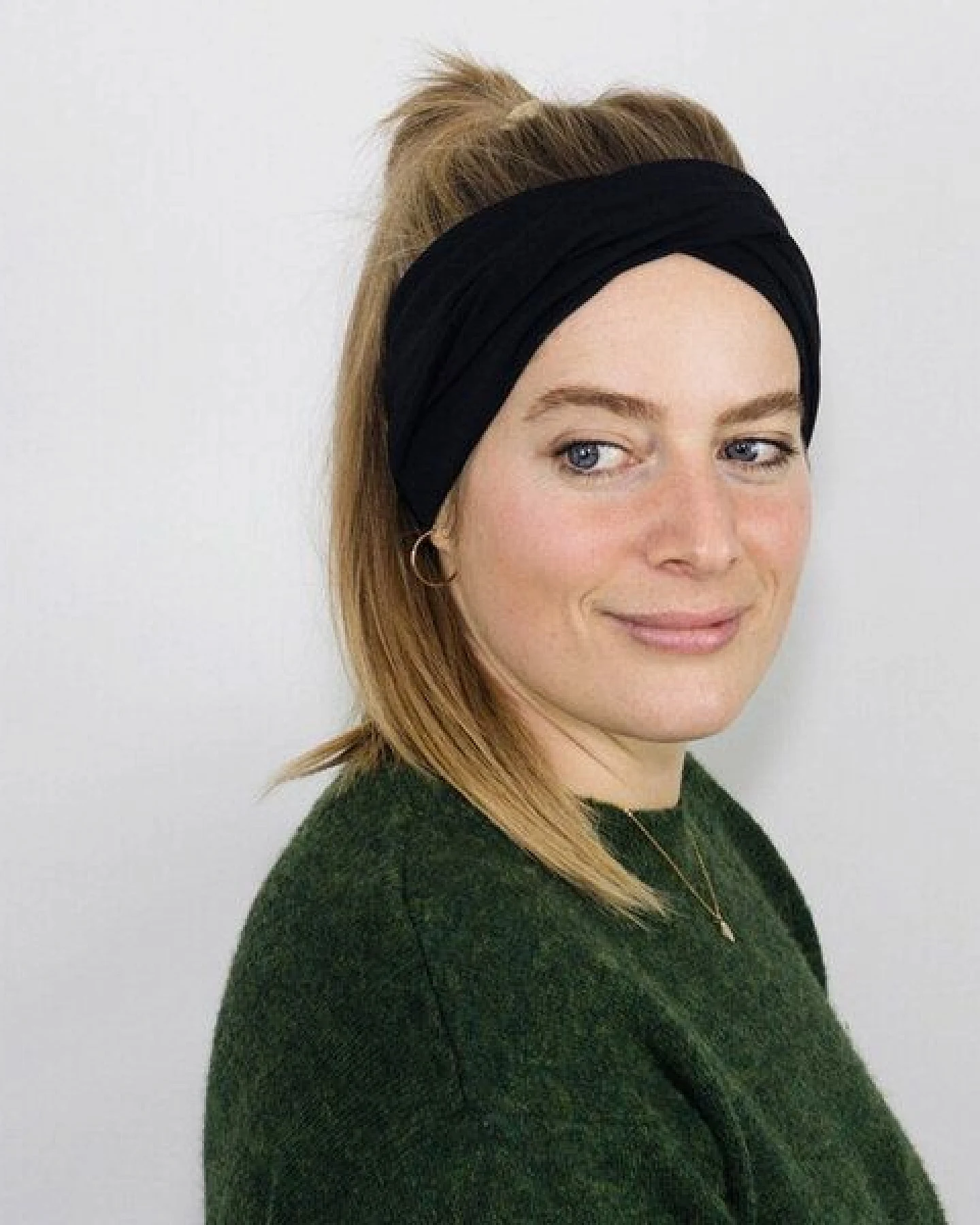 obumi STIRNBAND MIT WICKEL-DETAIL AUS BIO JERSEY IN VIELEN FARBEN – Ansicht 2