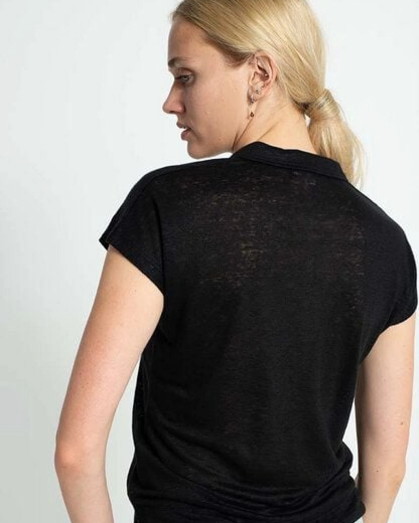 Alma & Lovis Leinenshirt im Polostyle aus 100% Leinen – Ansicht 3