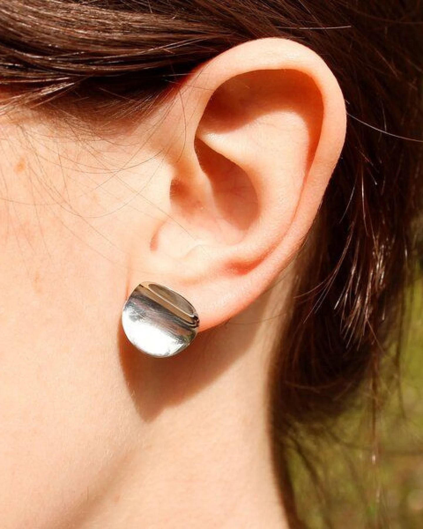 pakilia Silber Ohrstecker gebogene Platte Fair-Trade und handmade – Ansicht 2