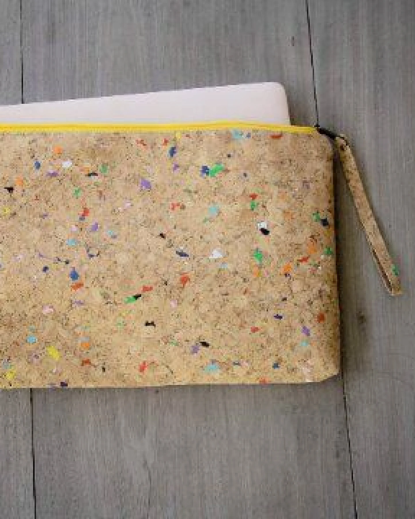 BY COPALA 13–14 Zoll nachhaltige vegane Laptoptasche aus Kork, MacBook Hülle - Farbakzenten mit gelber Zipper – Ansicht 3