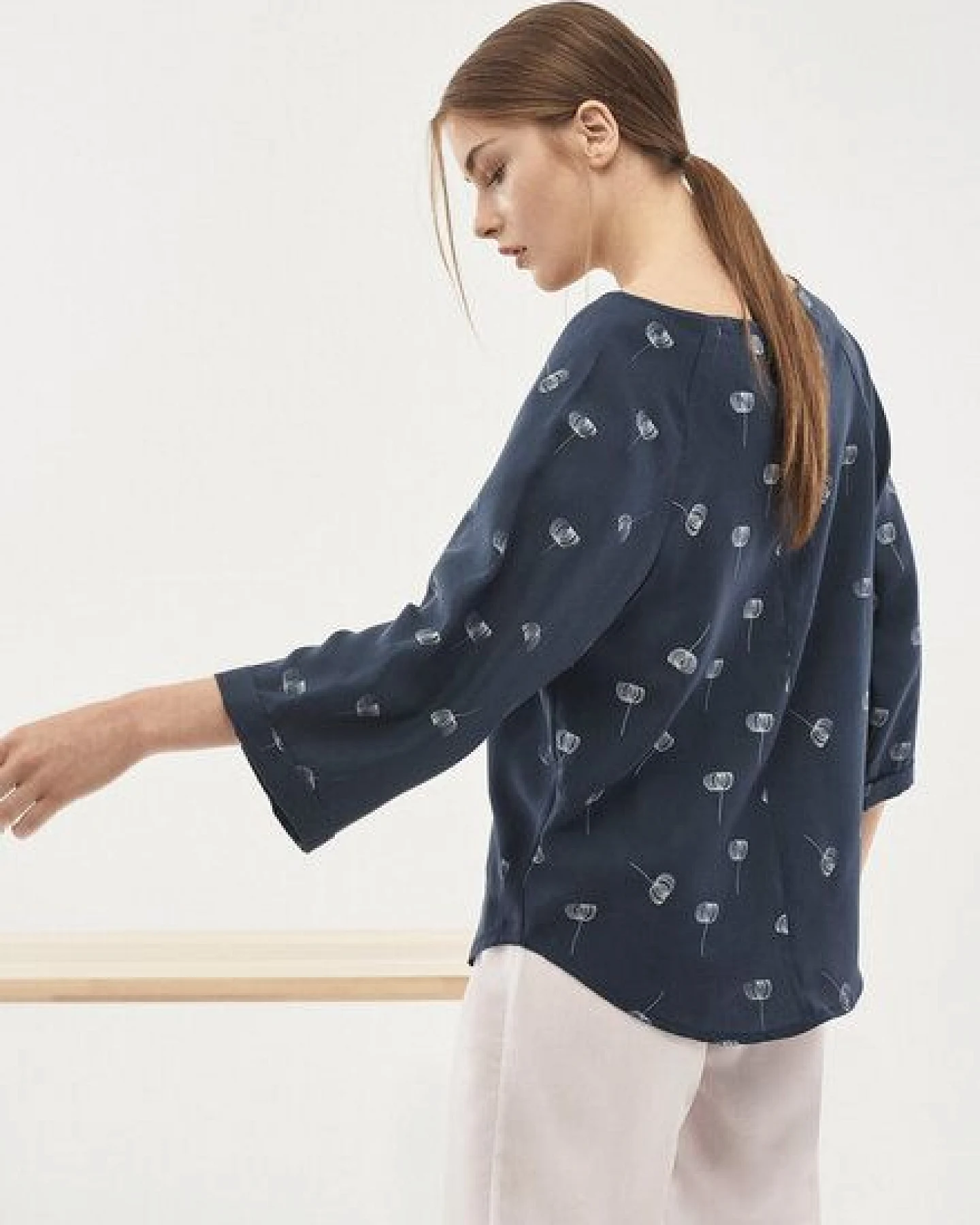 ORGANICATION Bluse aus TENCEL Lyocell mit 3/4-Ärmeln und Allover-Print – Ansicht 4