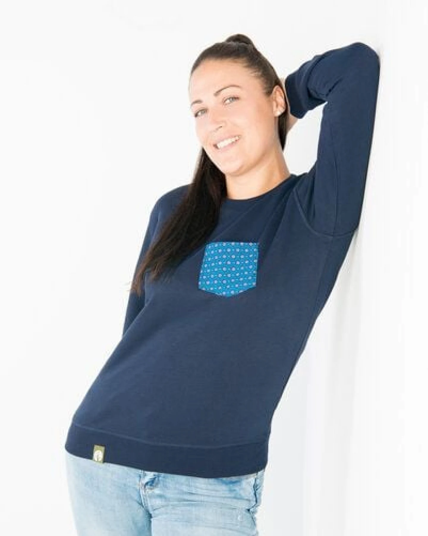 Maishameanslife Shwe Shwe Pocket Unisex Sweater - Blau – Ansicht 2
