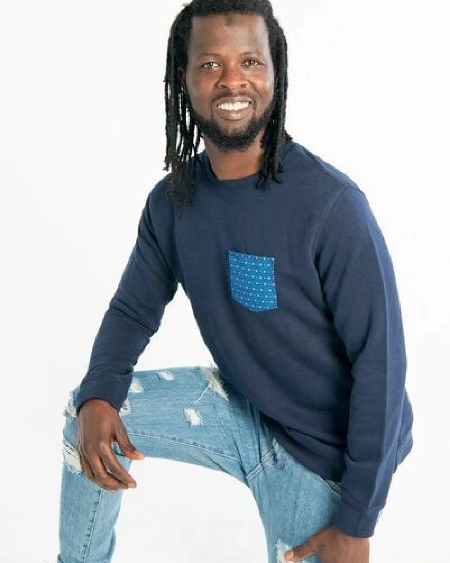Maishameanslife Shwe Shwe Pocket Unisex Sweater - Blau – Ansicht 3