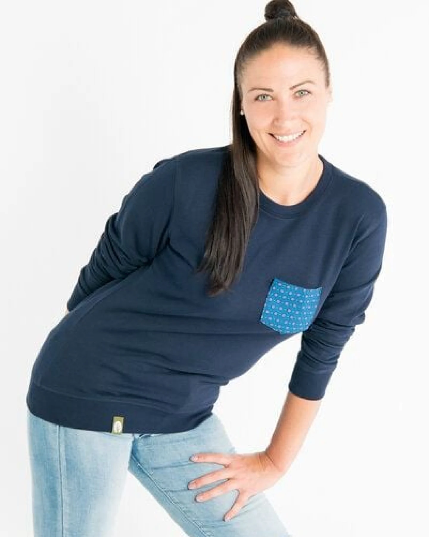 Maishameanslife Shwe Shwe Pocket Unisex Sweater - Blau – Ansicht 4
