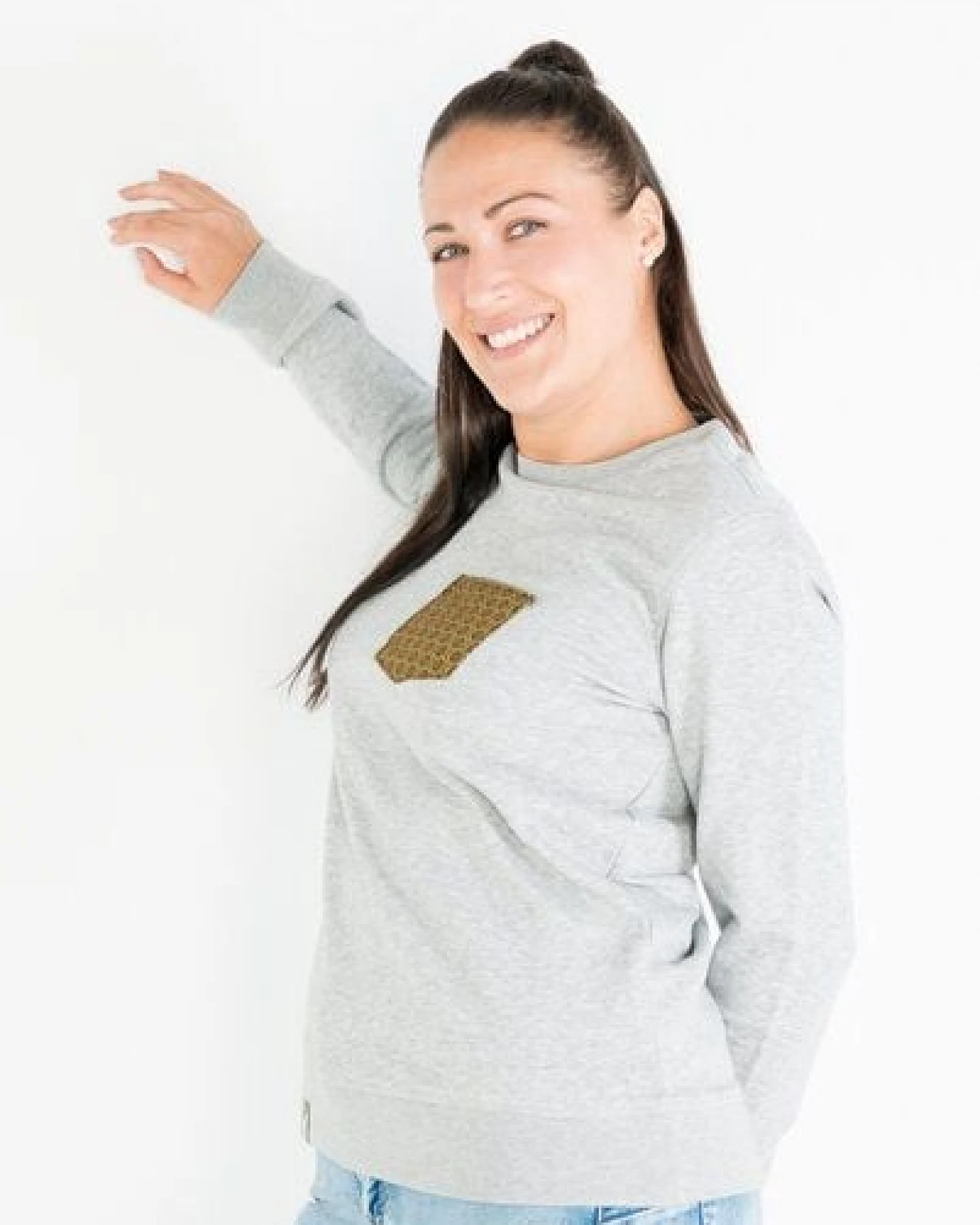 Maishameanslife Shwe Shwe Pocket Unisex Sweater - Grau – Ansicht 4