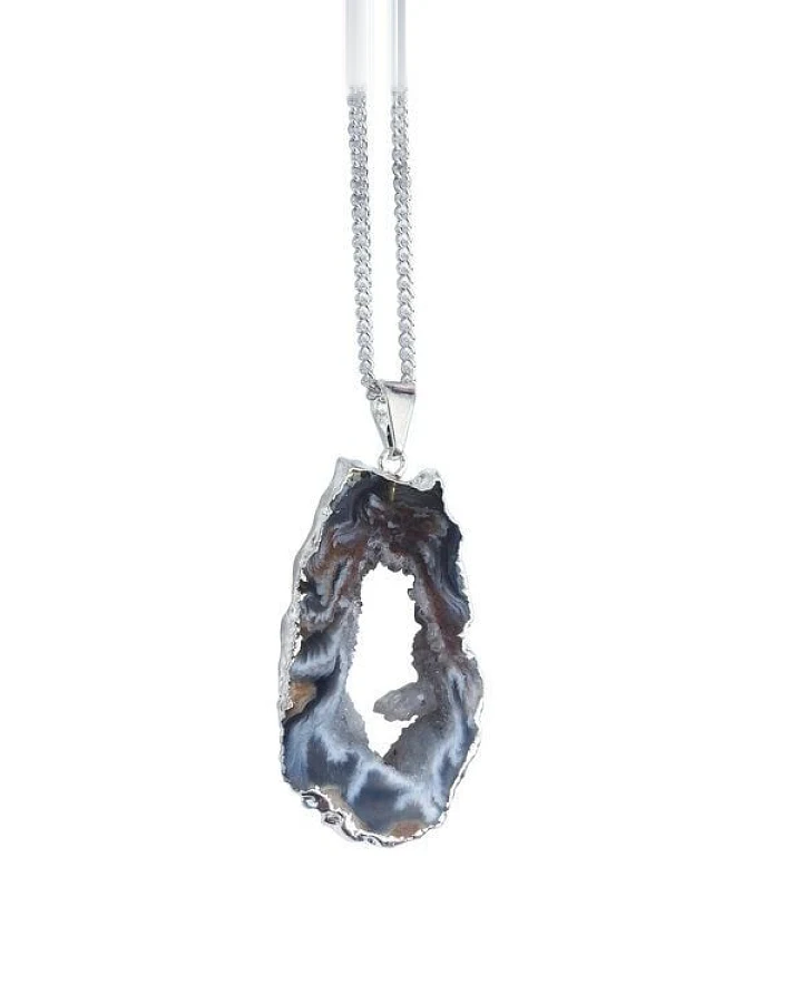 Crystal and Sage Ananda - versilberte Halskette mit Achatscheibe mit Kristalldruse