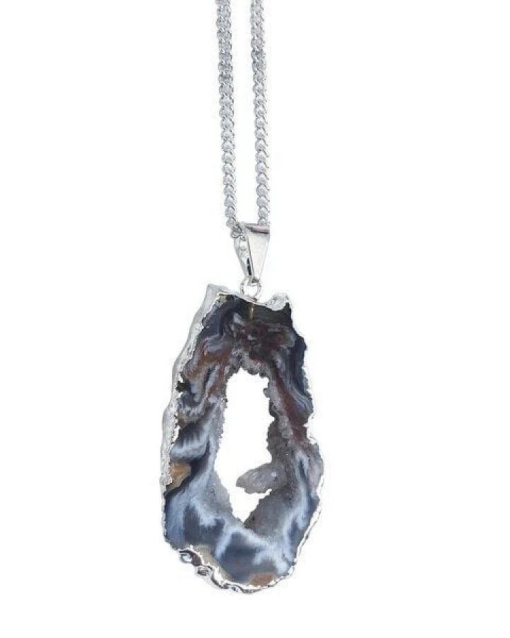 Crystal and Sage Ananda - versilberte Halskette mit Achatscheibe mit Kristalldruse