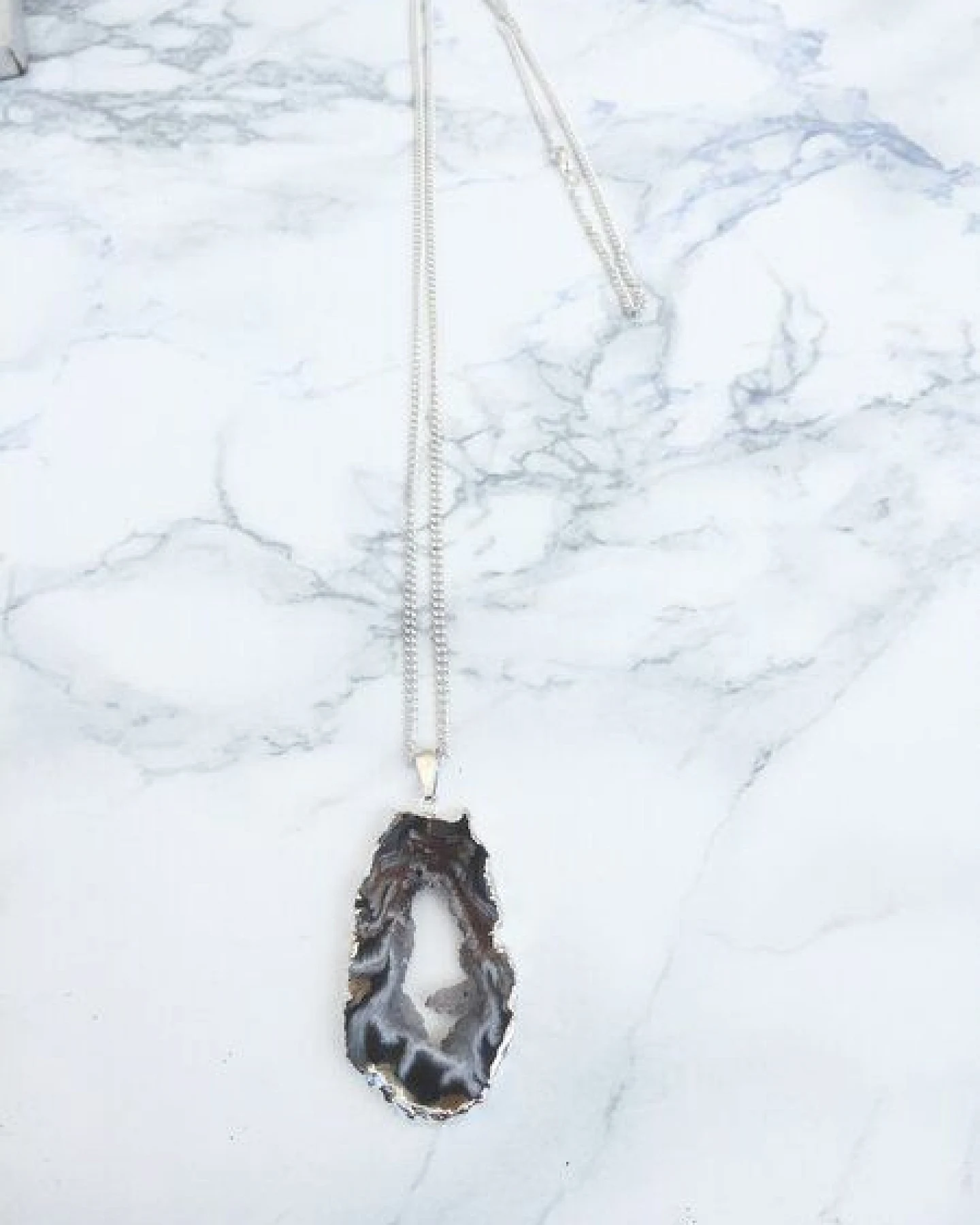 Crystal and Sage Ananda - versilberte Halskette mit Achatscheibe mit Kristalldruse – Ansicht 2