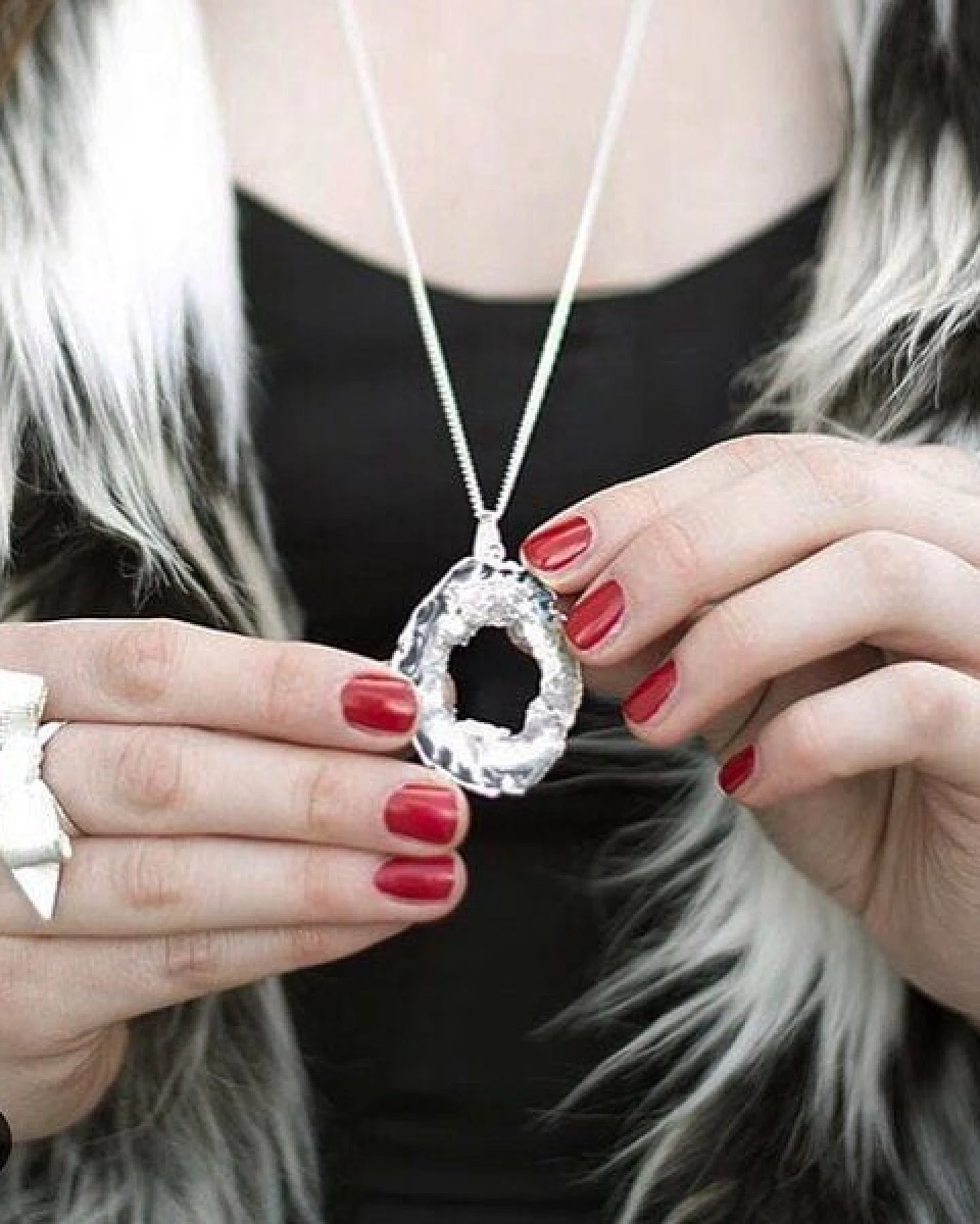 Crystal and Sage Ananda - versilberte Halskette mit Achatscheibe mit Kristalldruse – Ansicht 3