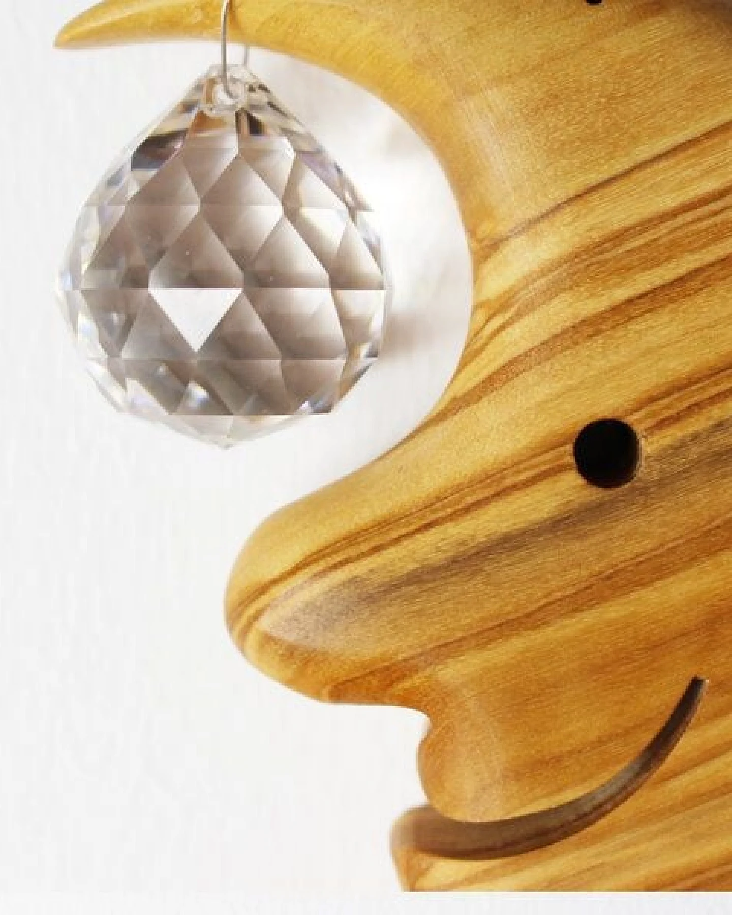 Mitienda Shop Fensterschmuck Mond mit Kristallkugel aus Olivenholz – Ansicht 2