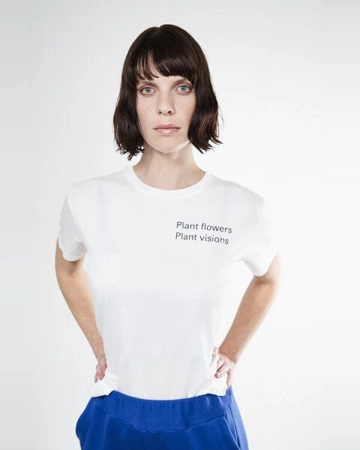 ein garten Studios Basic T-Shirt plant flowers plant visions