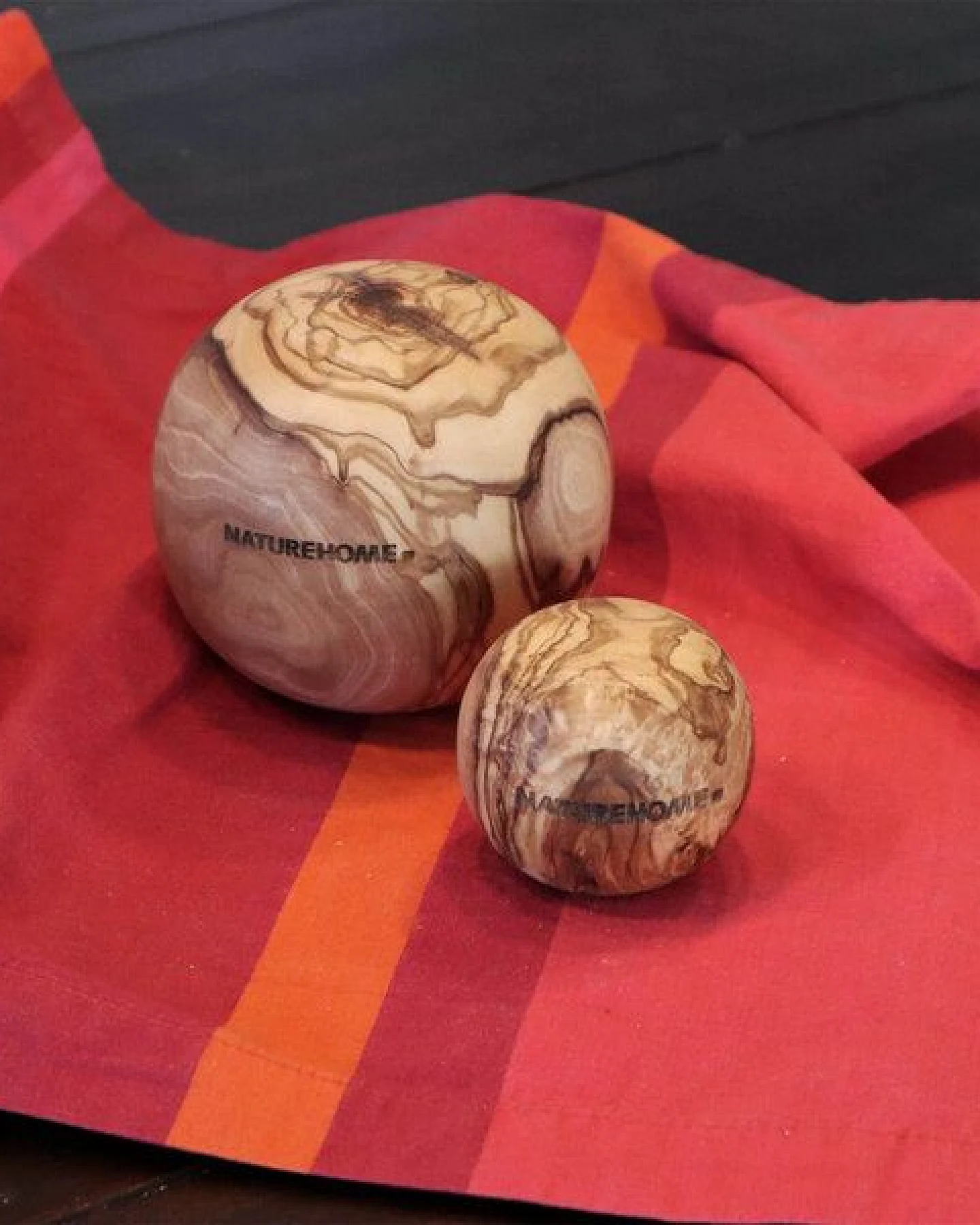 NATUREHOME Deko-Kugeln Handschmeichler 2er Set Olivenholz 5, 7 oder 10 cm – Ansicht 3