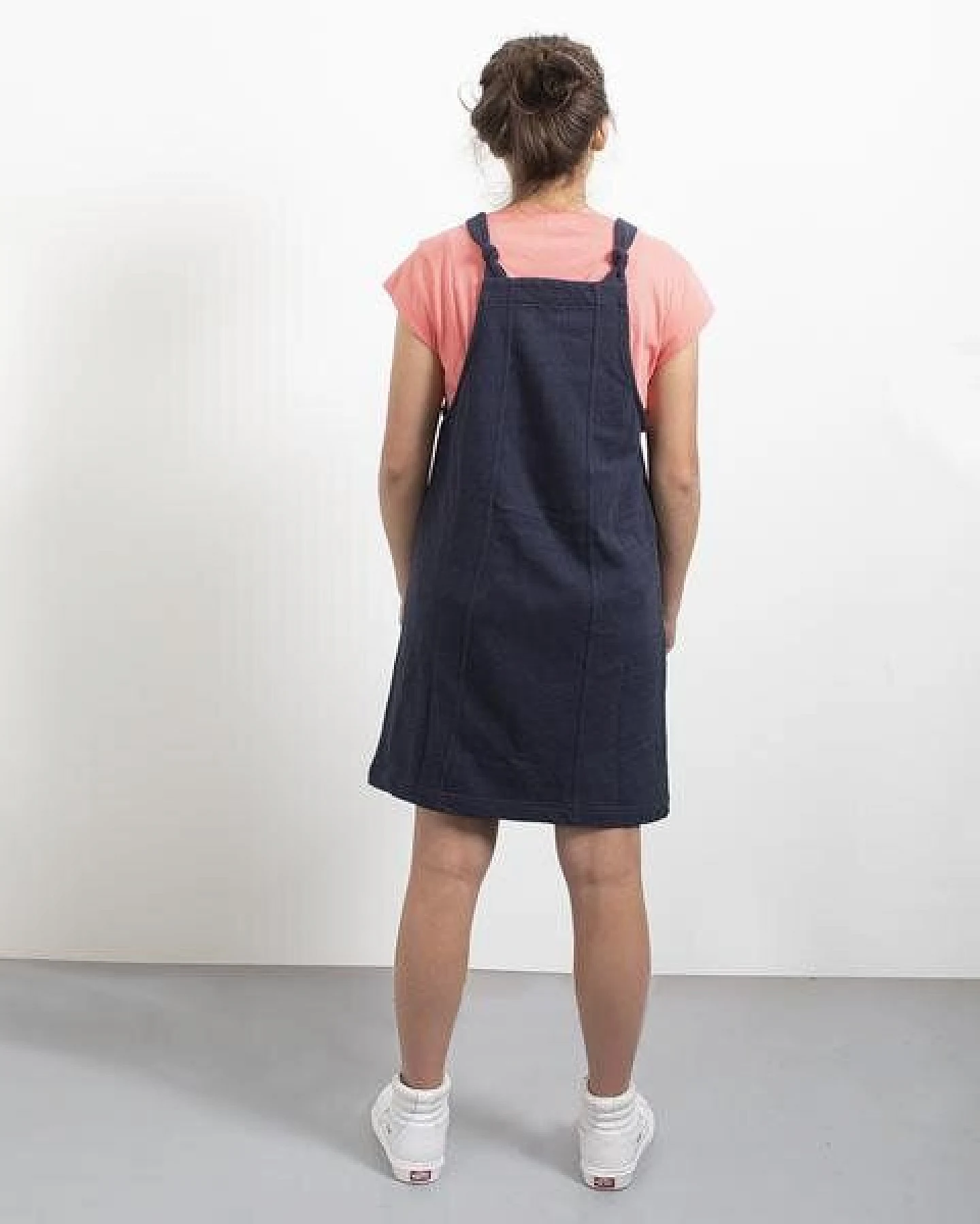 The Driftwood Tales Latzkleid aus Sweatshirtstoffabfällen – Ansicht 2