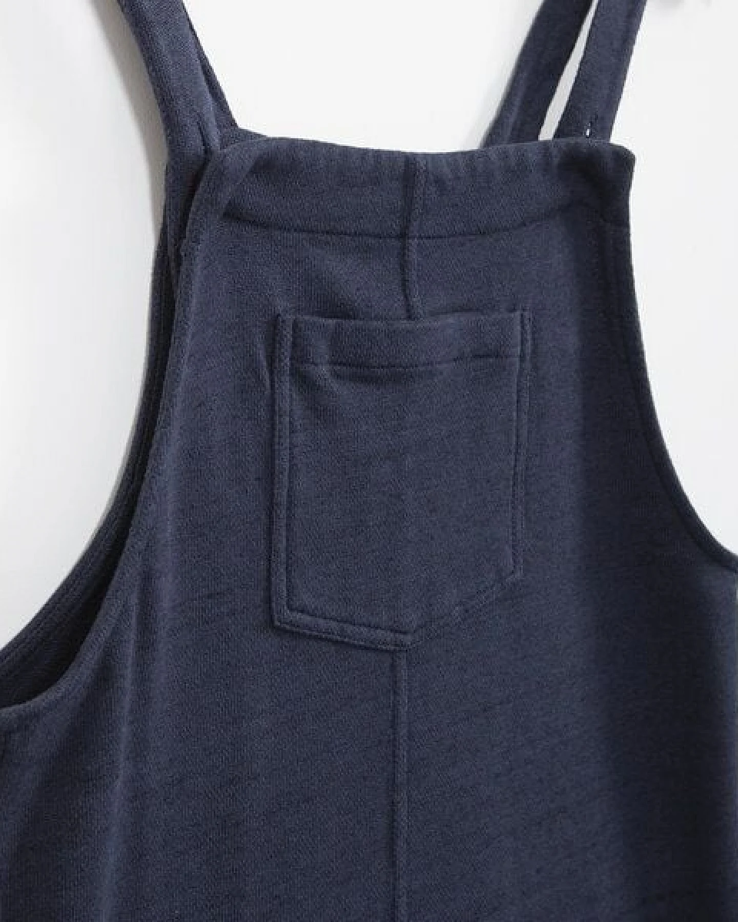 The Driftwood Tales Latzkleid aus Sweatshirtstoffabfällen – Ansicht 4