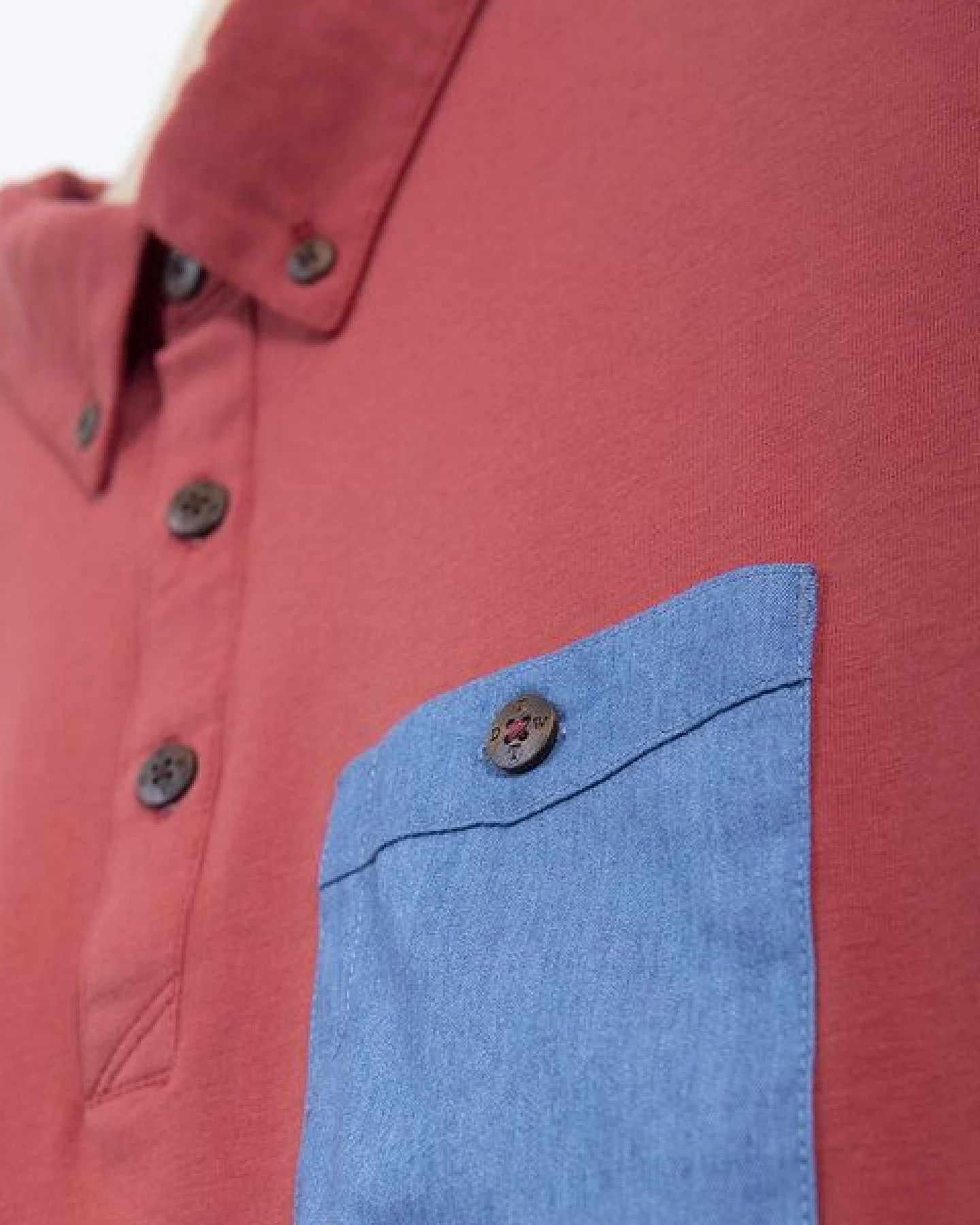 The Driftwood Tales Rotes Poloshirt / Graues Poloshirt / Graues Poloshirt mit DRIFTWOOD emblem – Ansicht 3