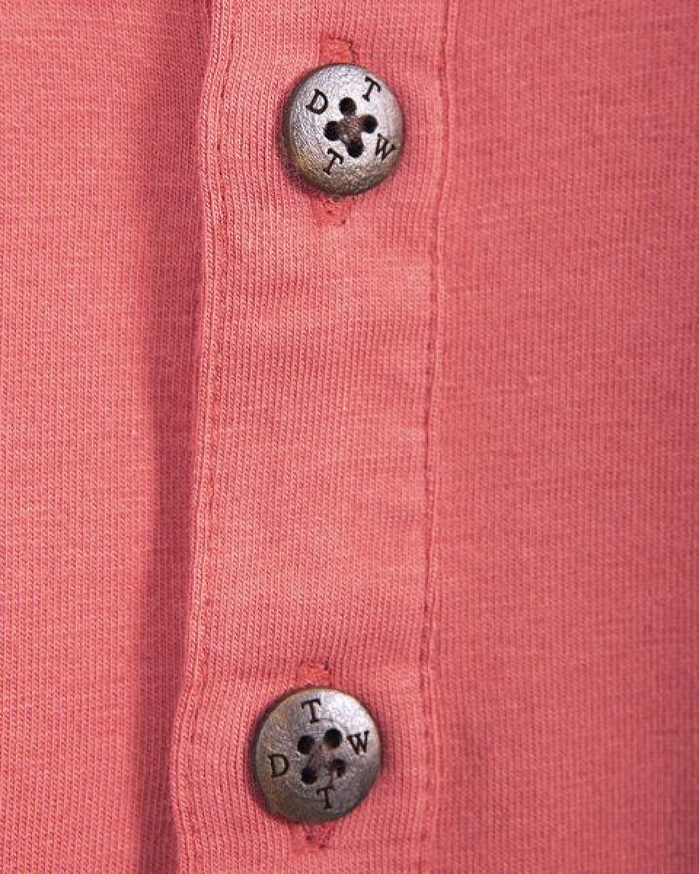 The Driftwood Tales Rotes Poloshirt / Graues Poloshirt / Graues Poloshirt mit DRIFTWOOD emblem – Ansicht 4