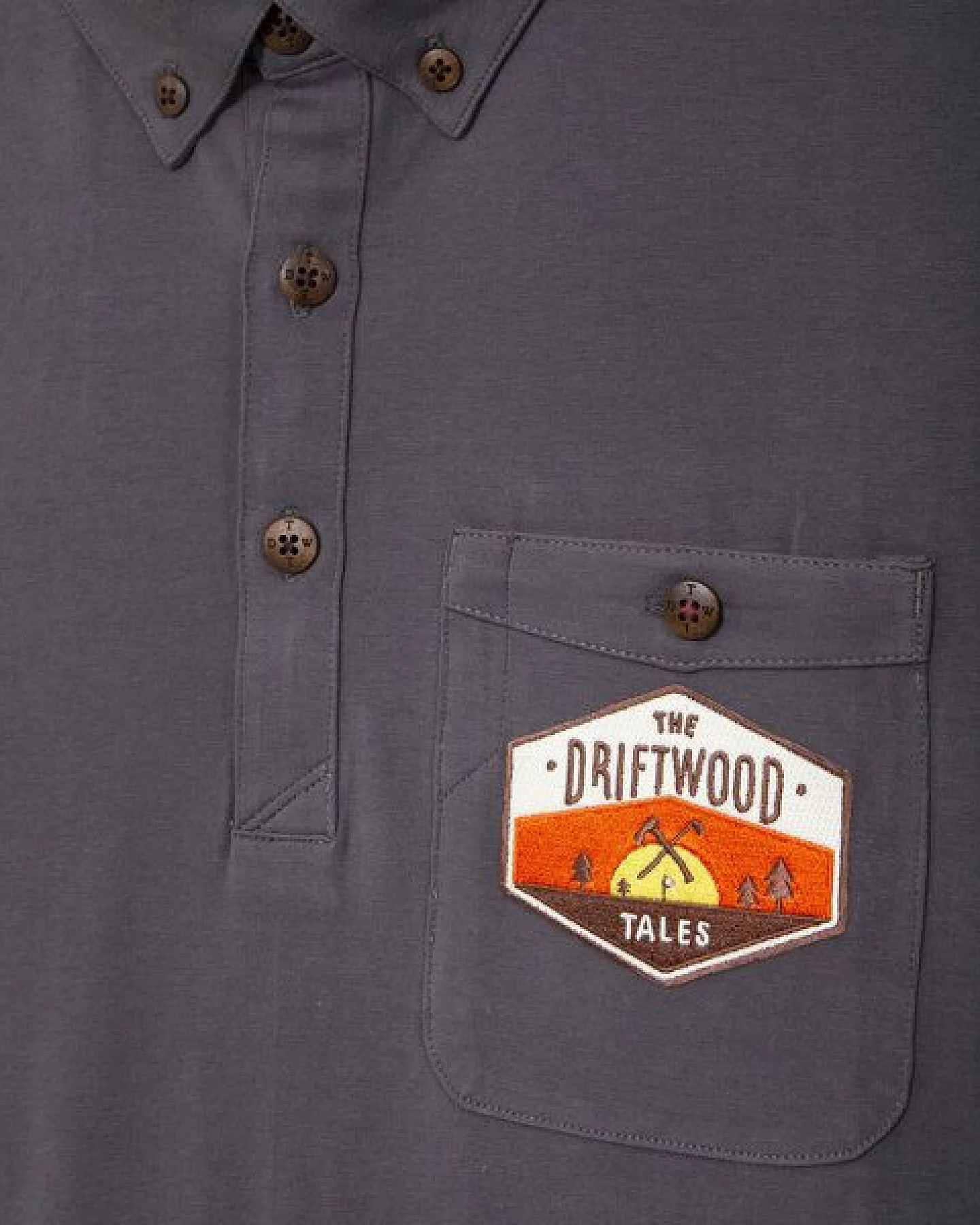 The Driftwood Tales Rotes Poloshirt / Graues Poloshirt / Graues Poloshirt mit DRIFTWOOD emblem – Ansicht 2