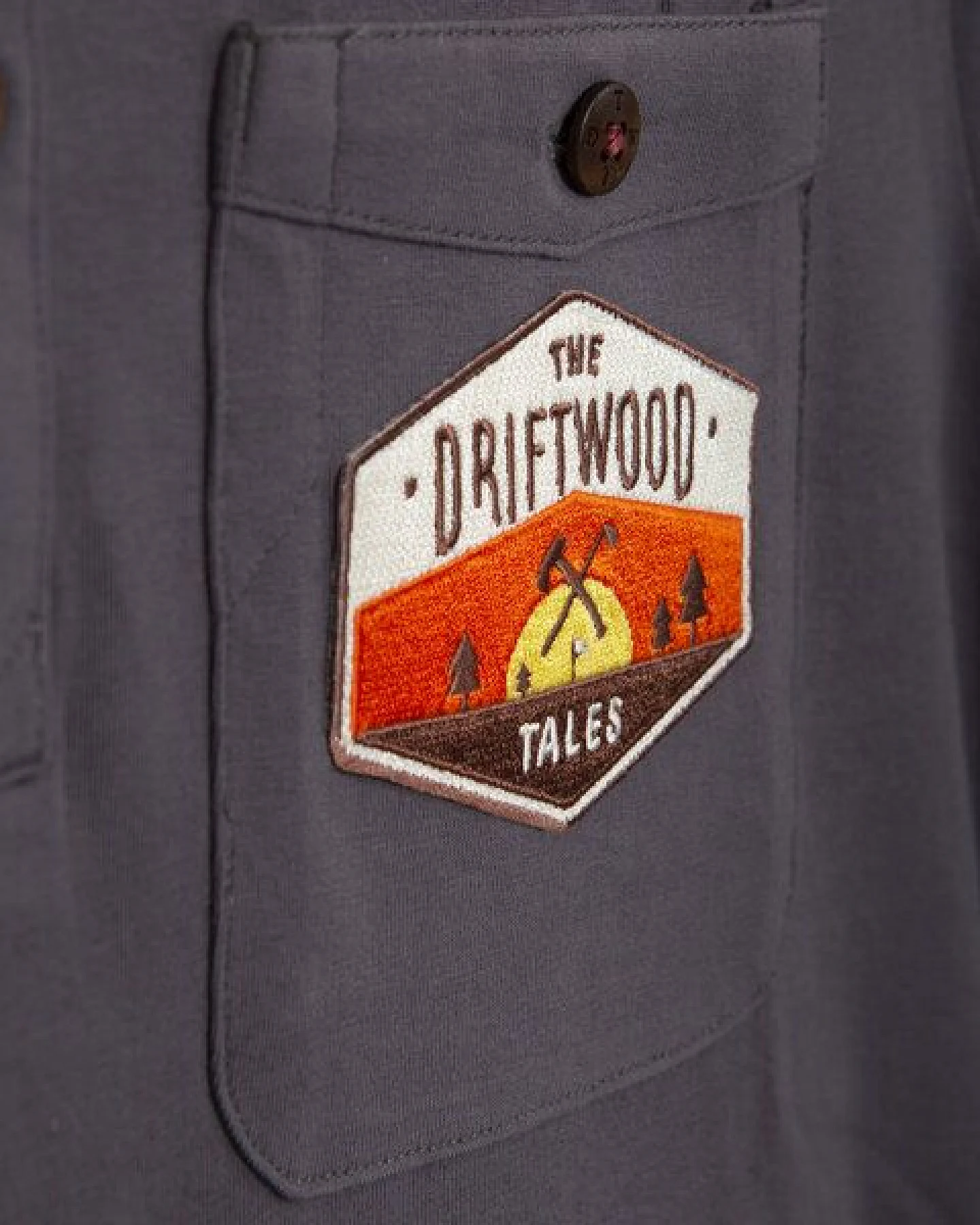 The Driftwood Tales Rotes Poloshirt / Graues Poloshirt / Graues Poloshirt mit DRIFTWOOD emblem – Ansicht 3