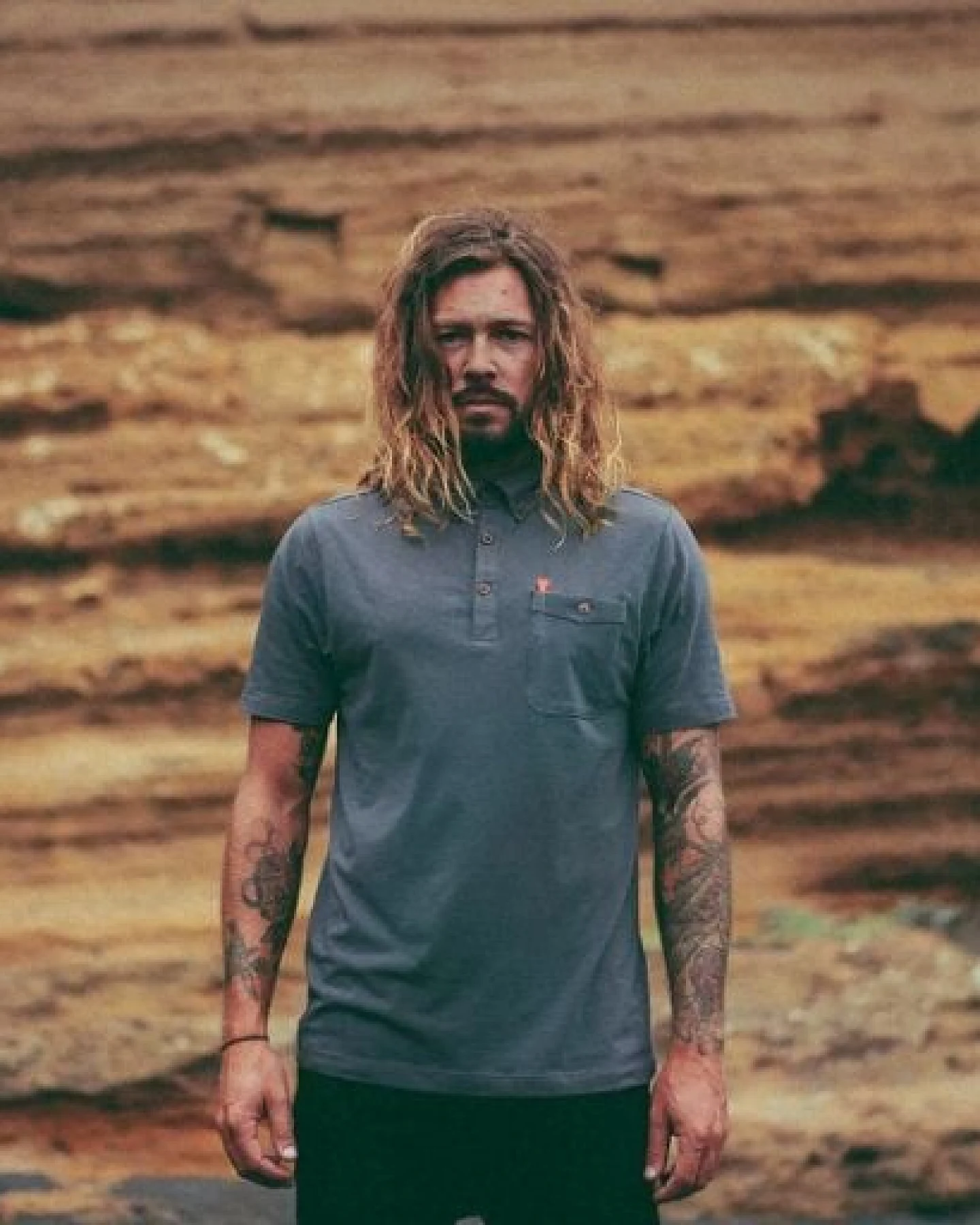 The Driftwood Tales Rotes Poloshirt / Graues Poloshirt / Graues Poloshirt mit DRIFTWOOD emblem – Ansicht 4