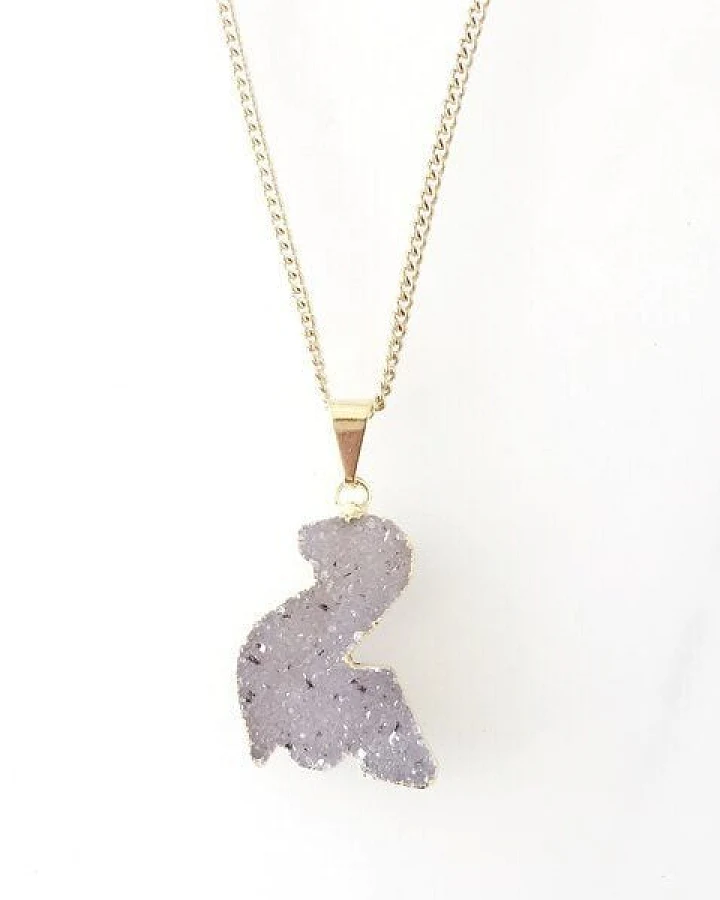 Crystal and Sage Dino Halskette mit glitzernder Kristalldruse aus Achat, vergoldet