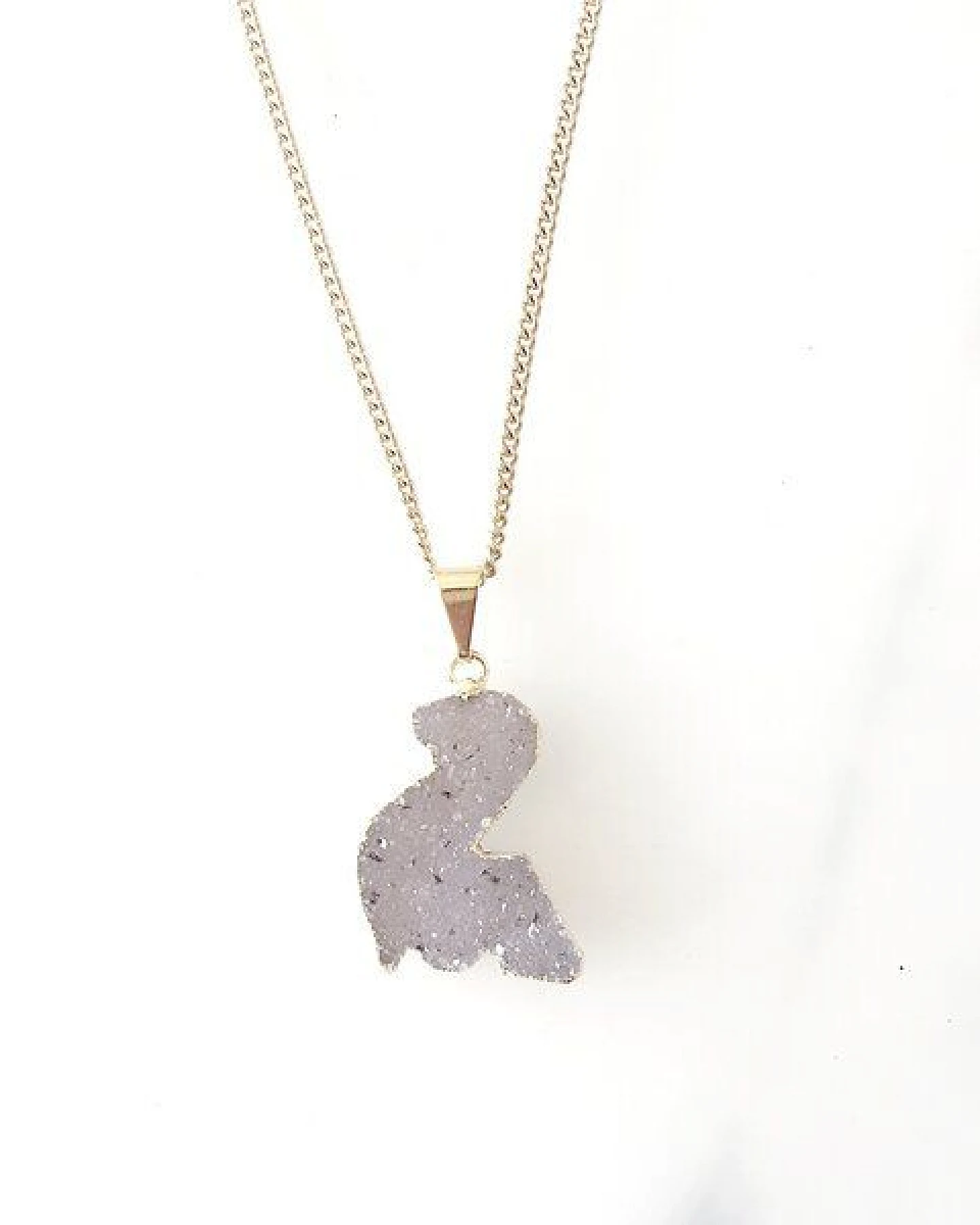 Crystal and Sage Dino Halskette mit glitzernder Kristalldruse aus Achat, vergoldet – Ansicht 2