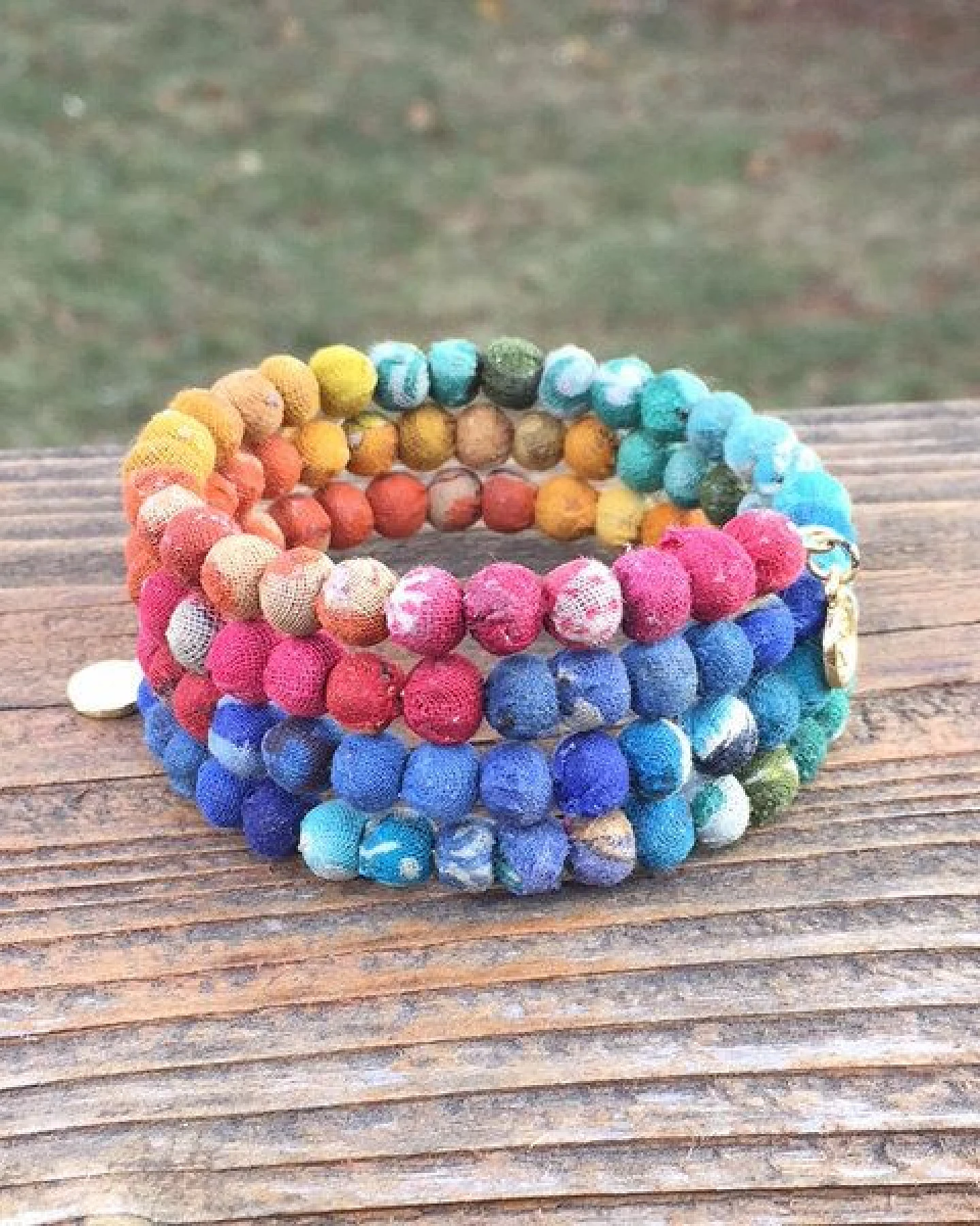 Worldfinds Kantha Rainbow Spiral Armband – Ansicht 2