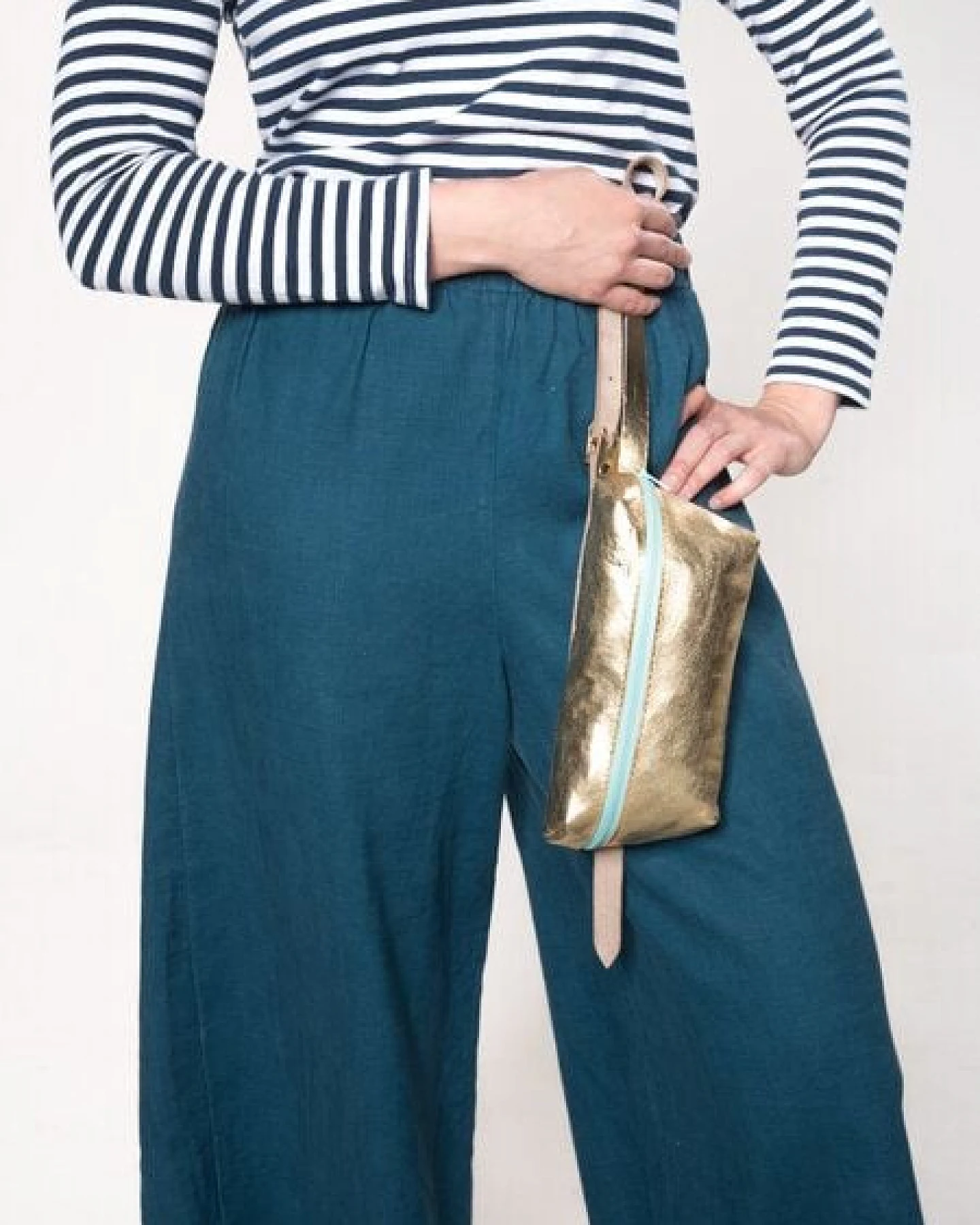 monday market Bauchtasche Luca aus Metallic-Leder – Ansicht 4