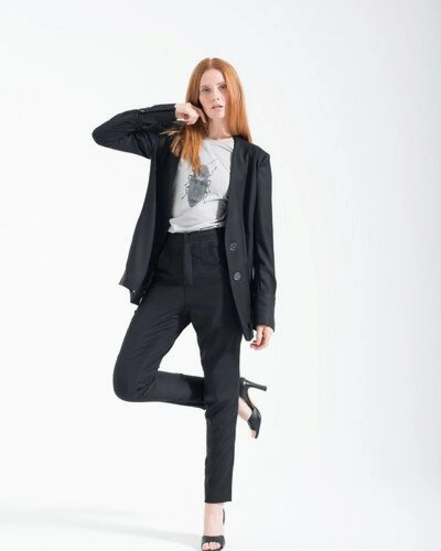 Yuna Miray taillierte, schmal geschnittene, elegante Hose aus 100% kbt Merinowolle "Cigarette" in schwarz & anthra – Ansicht 3