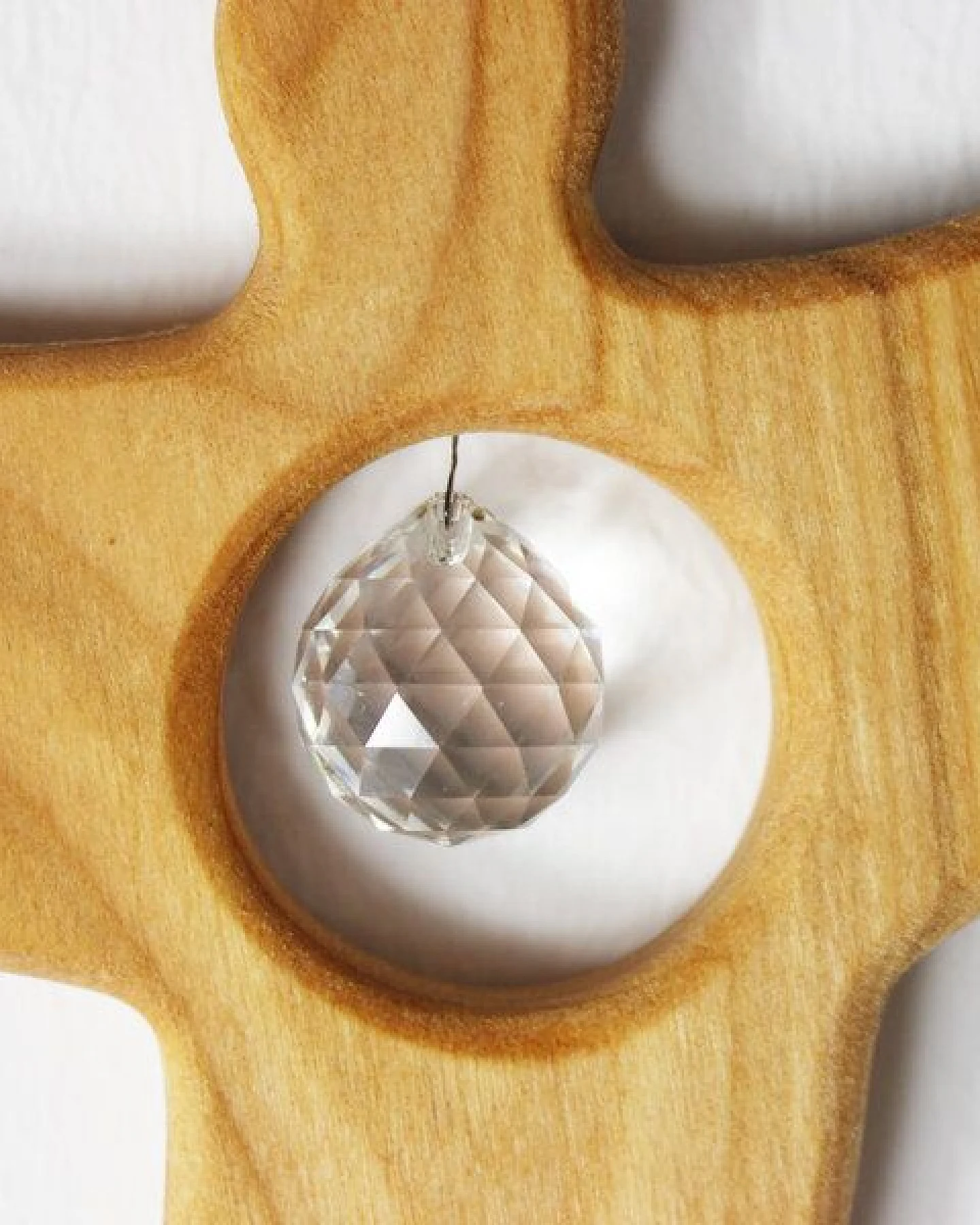 Mitienda Shop Fensterdeko Engel aus Holz mit Bleikristall – Ansicht 3