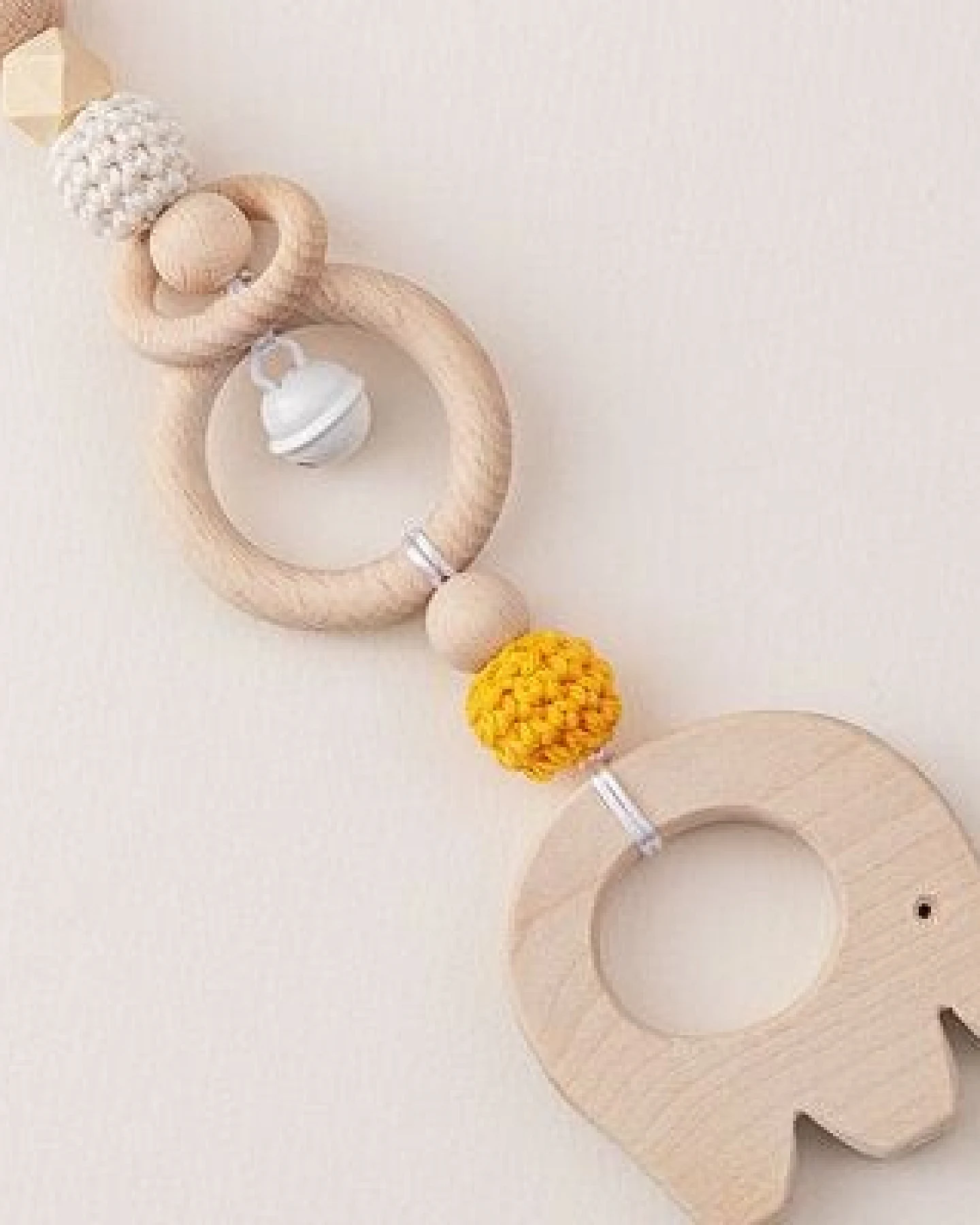 NoniKids Berlin Rasselclip Holz mit *Glocke Elefant* 3 Farben I Bio Baumwollgarn – Ansicht 3