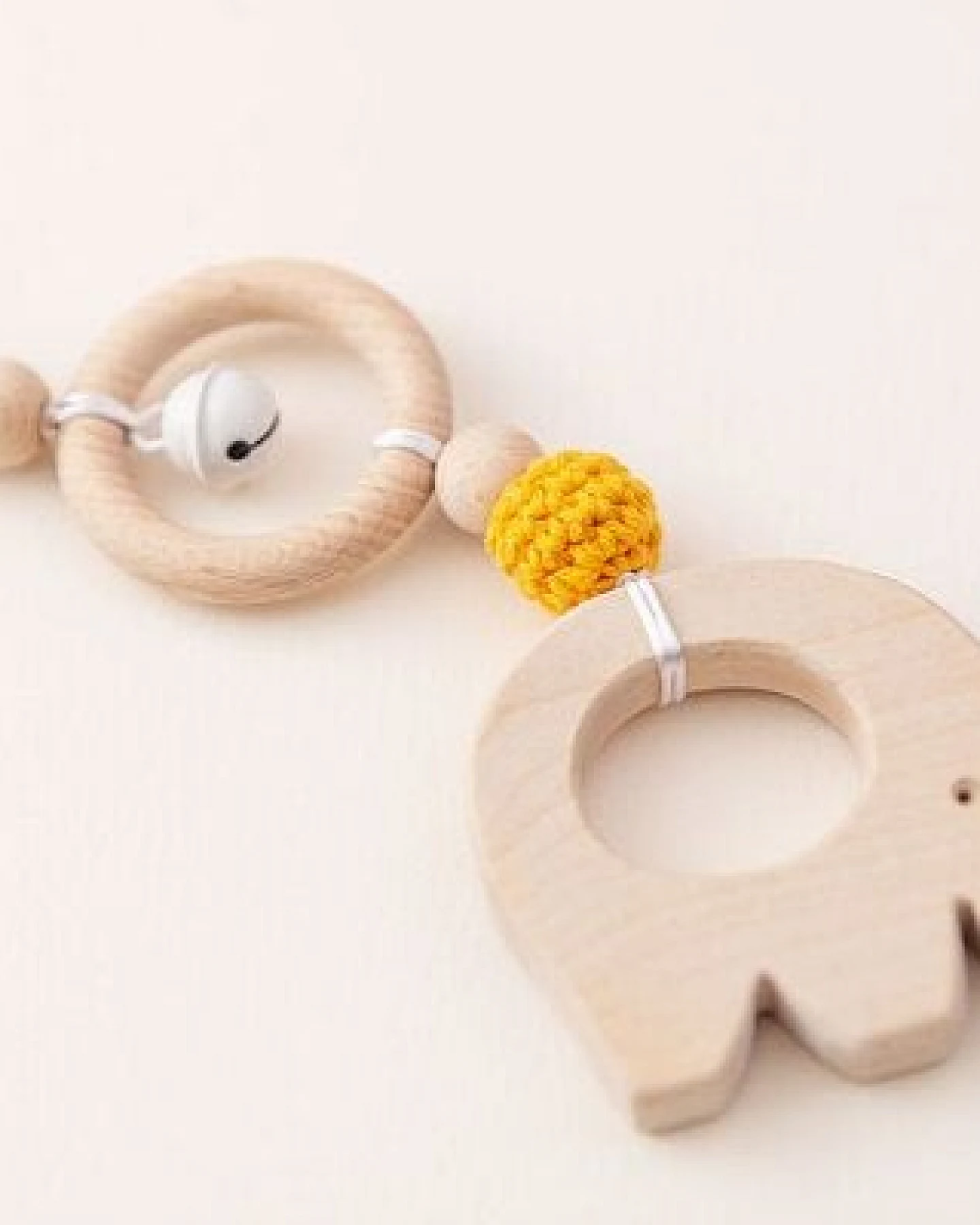 NoniKids Berlin Rasselclip Holz mit *Glocke Elefant* 3 Farben I Bio Baumwollgarn – Ansicht 4