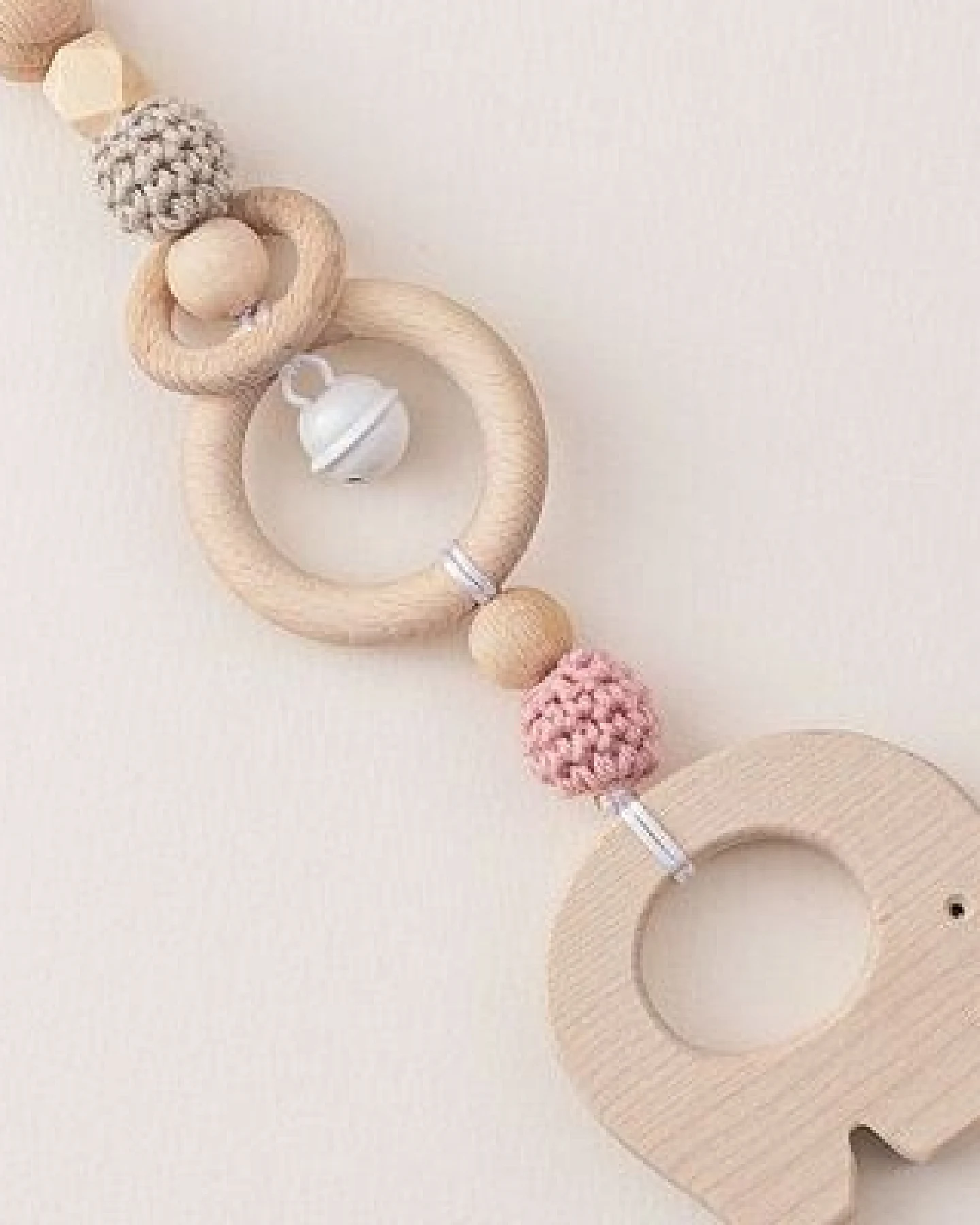 NoniKids Berlin Rasselclip Holz mit *Glocke Elefant* 3 Farben I Bio Baumwollgarn – Ansicht 3