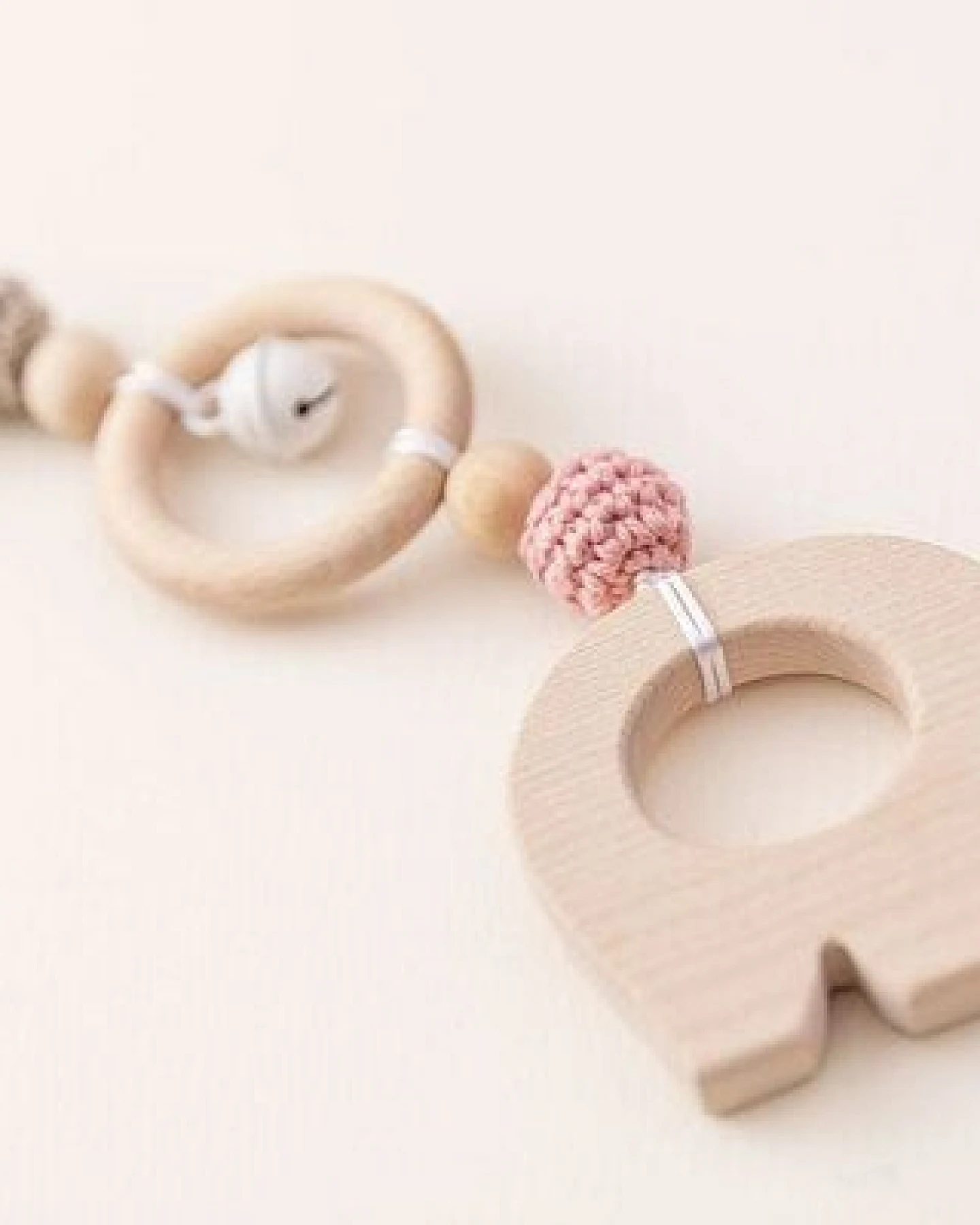 NoniKids Berlin Rasselclip Holz mit *Glocke Elefant* 3 Farben I Bio Baumwollgarn – Ansicht 4
