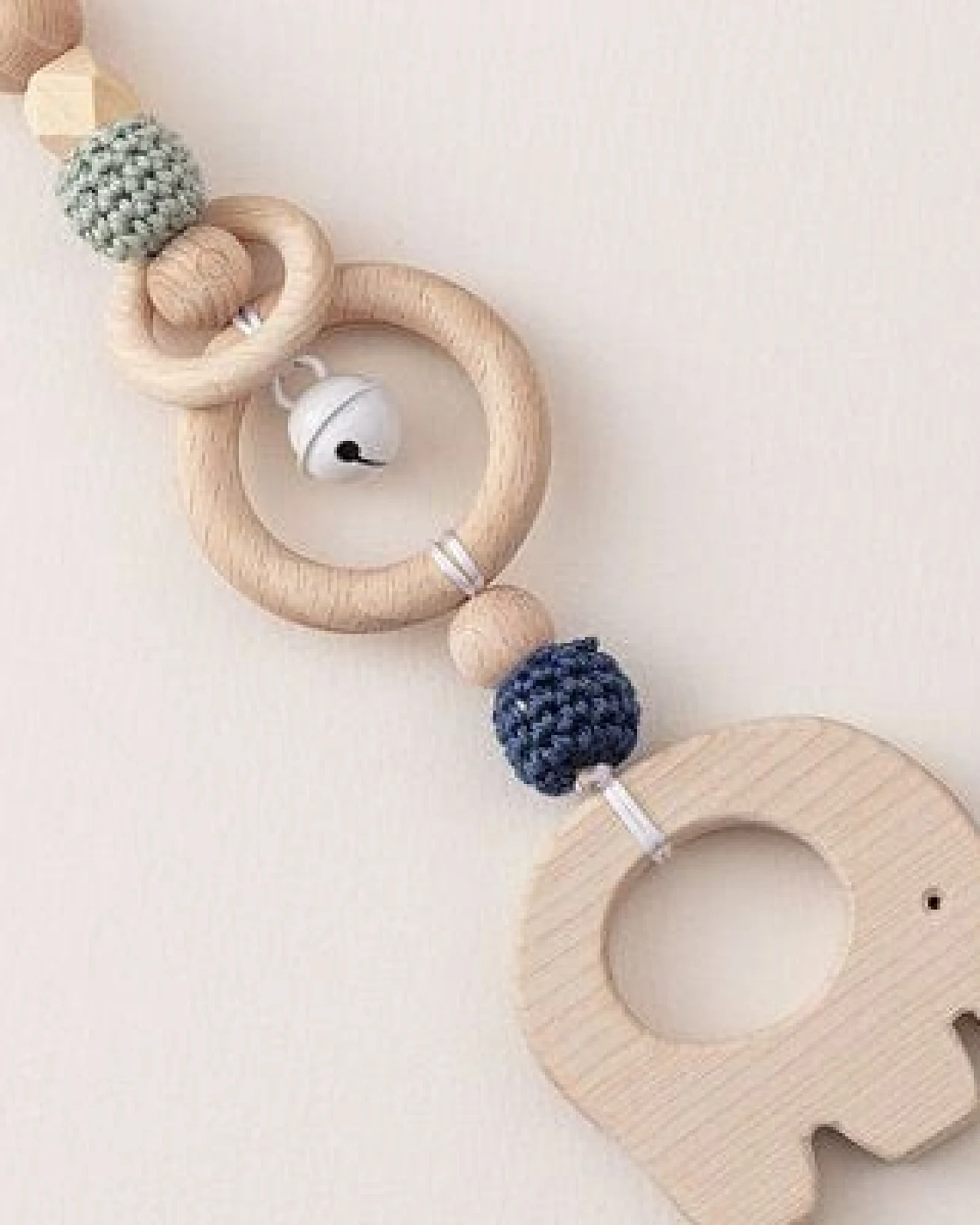 NoniKids Berlin Rasselclip Holz mit *Glocke Elefant* 3 Farben I Bio Baumwollgarn – Ansicht 3