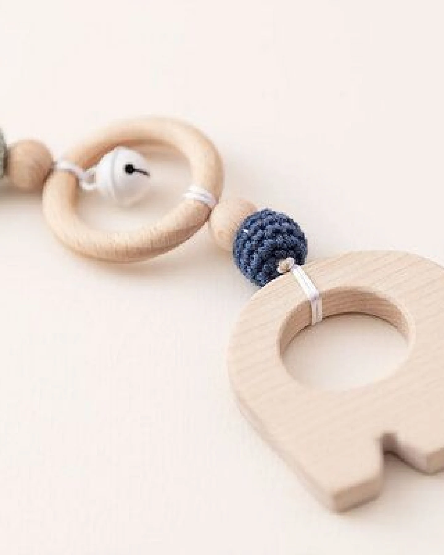 NoniKids Berlin Rasselclip Holz mit *Glocke Elefant* 3 Farben I Bio Baumwollgarn – Ansicht 4