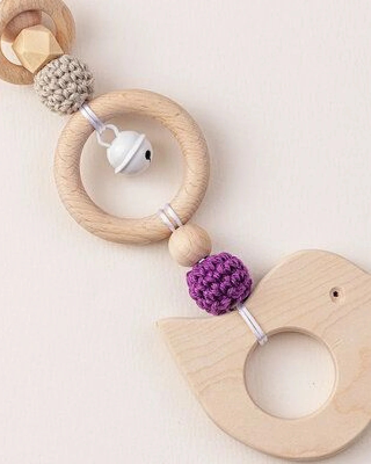 NoniKids Berlin Rasselclip Holz *Glocke Vogel* 3 Farben I Bio Baumwollgarn – Ansicht 3