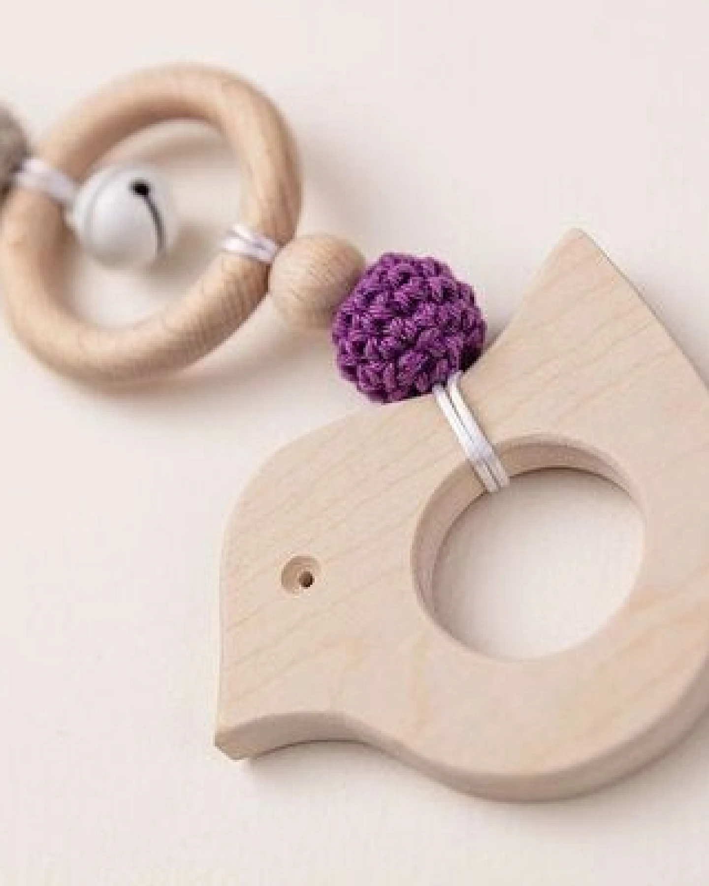 NoniKids Berlin Rasselclip Holz *Glocke Vogel* 3 Farben I Bio Baumwollgarn – Ansicht 4