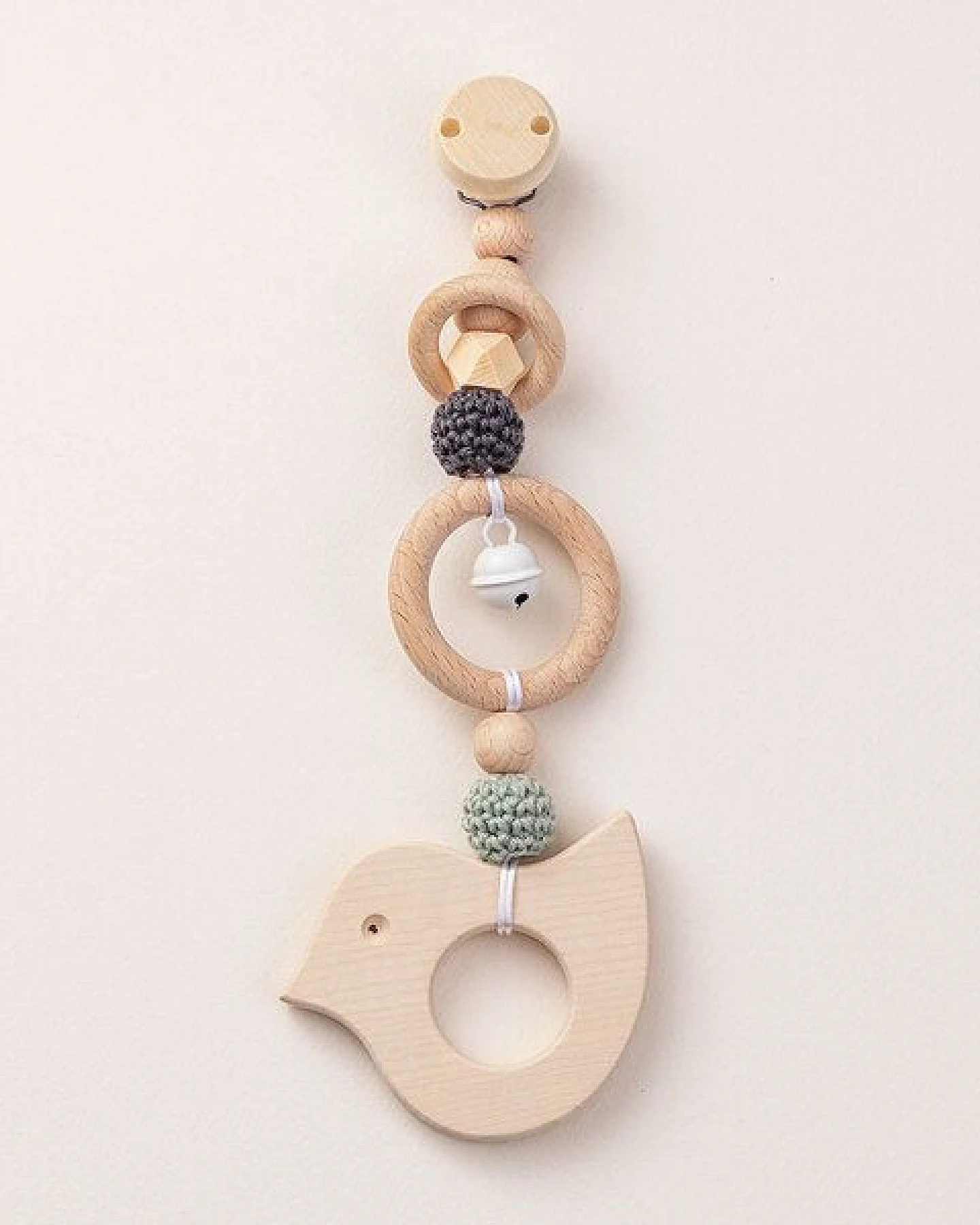NoniKids Berlin Rasselclip Holz *Glocke Vogel* 3 Farben I Bio Baumwollgarn – Ansicht 3