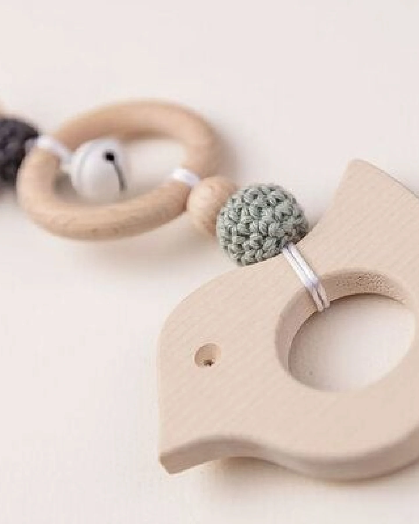 NoniKids Berlin Rasselclip Holz *Glocke Vogel* 3 Farben I Bio Baumwollgarn – Ansicht 4