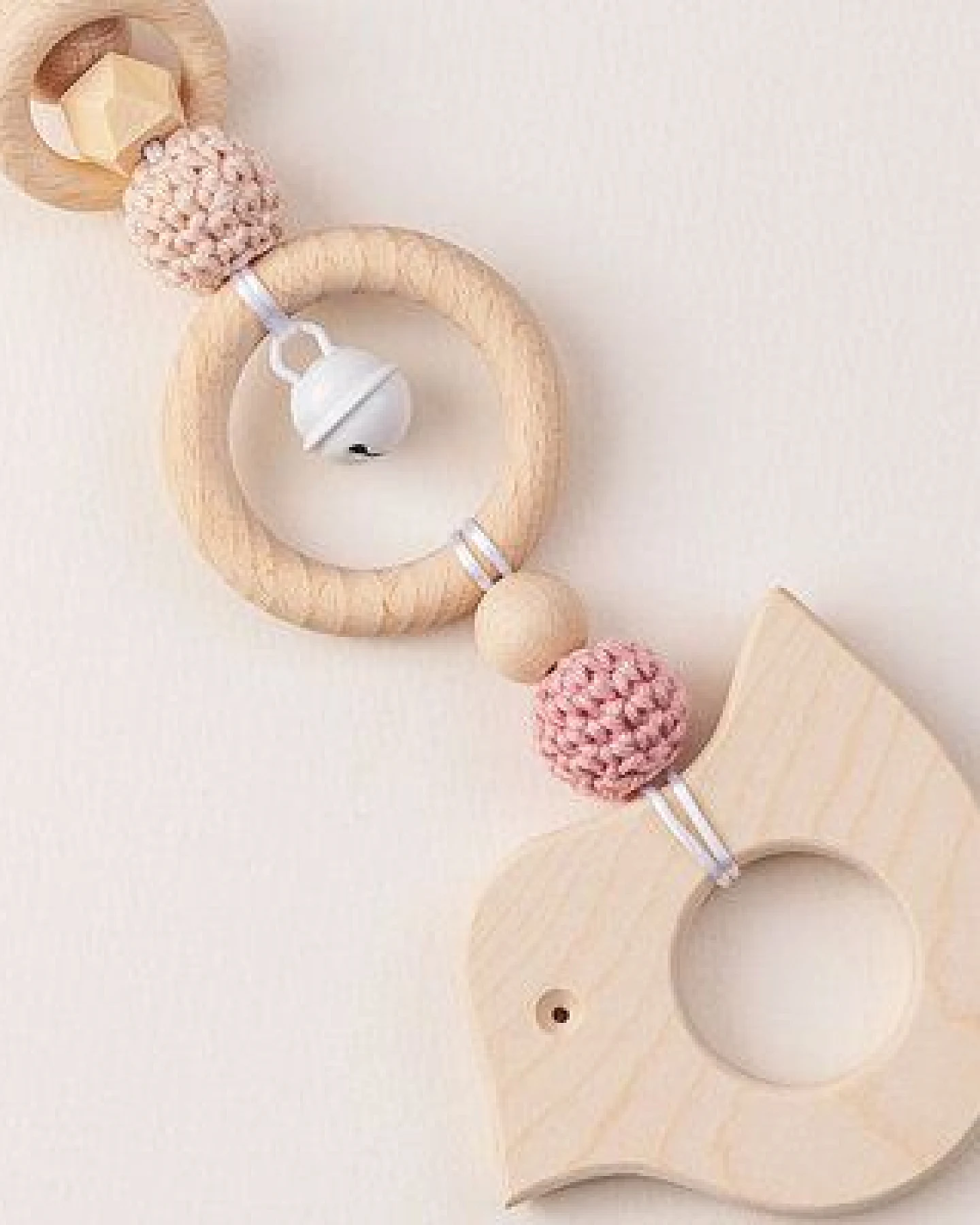 NoniKids Berlin Rasselclip Holz *Glocke Vogel* 3 Farben I Bio Baumwollgarn – Ansicht 3