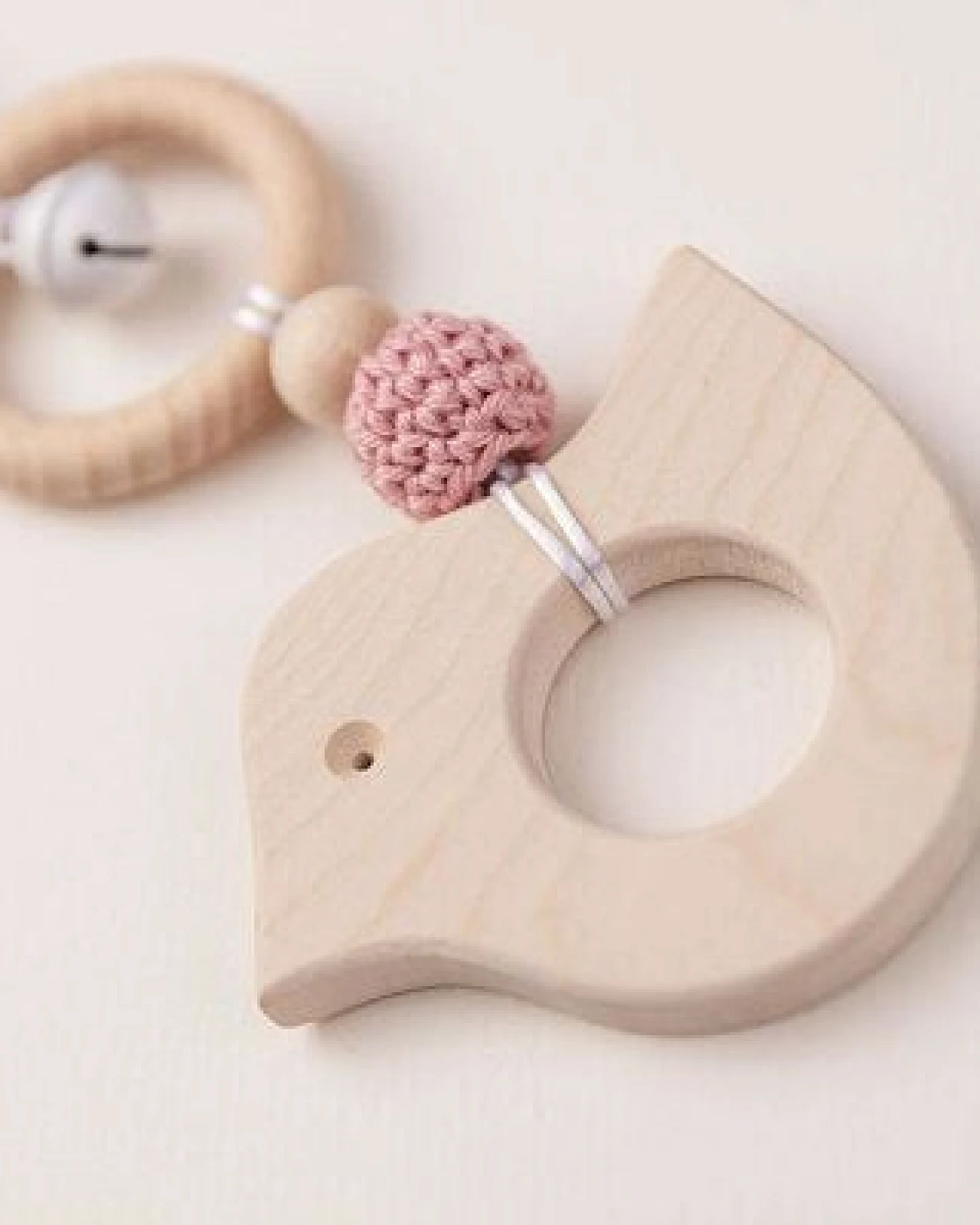 NoniKids Berlin Rasselclip Holz *Glocke Vogel* 3 Farben I Bio Baumwollgarn – Ansicht 4