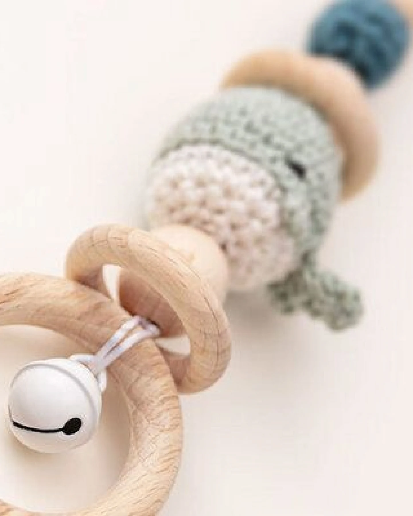 NoniKids Berlin Rasselclip Holz *Glocke Wal* 6 Farben I Bio Baumwollgarn – Ansicht 2