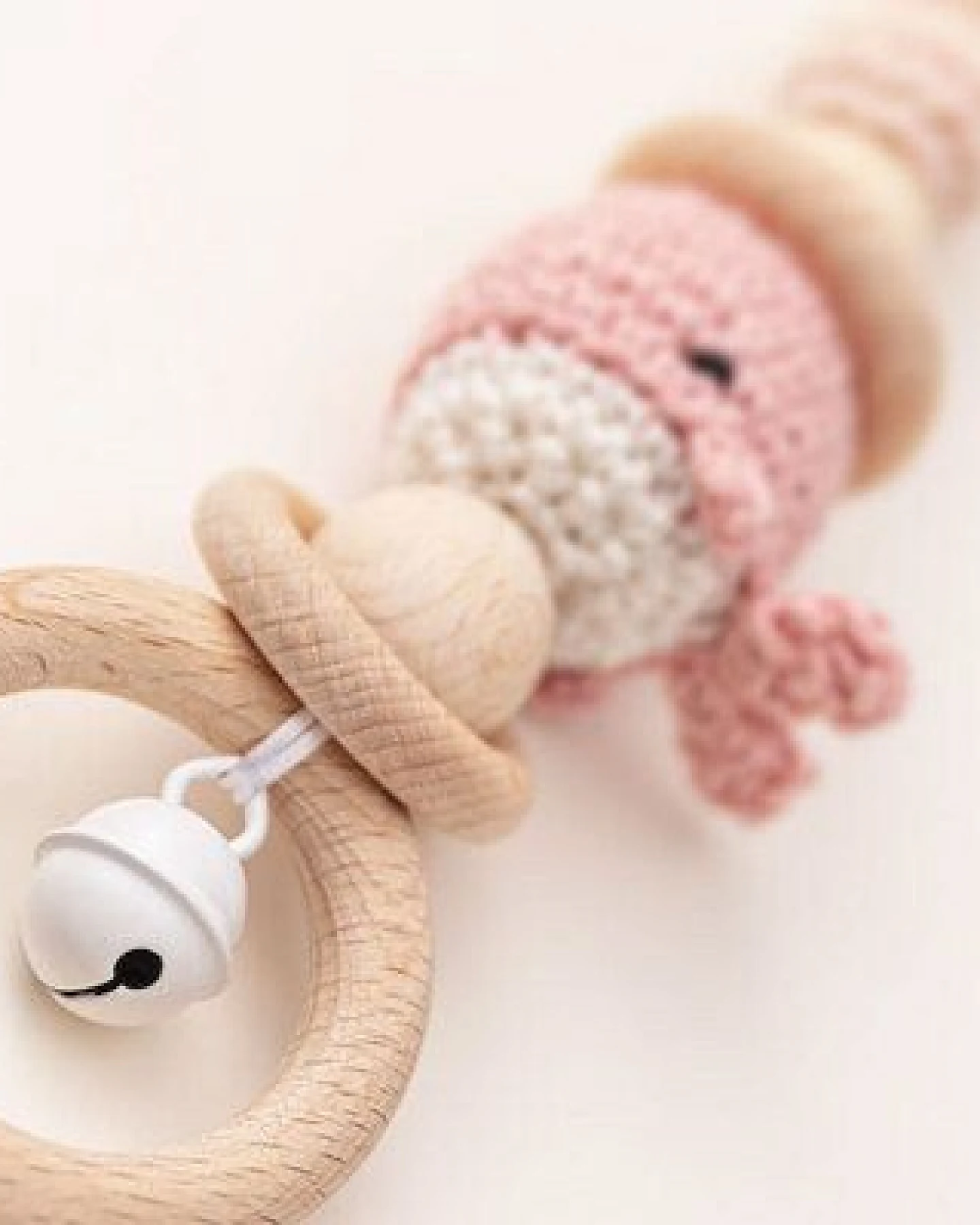 NoniKids Berlin Rasselclip Holz *Glocke Wal* 6 Farben I Bio Baumwollgarn – Ansicht 2