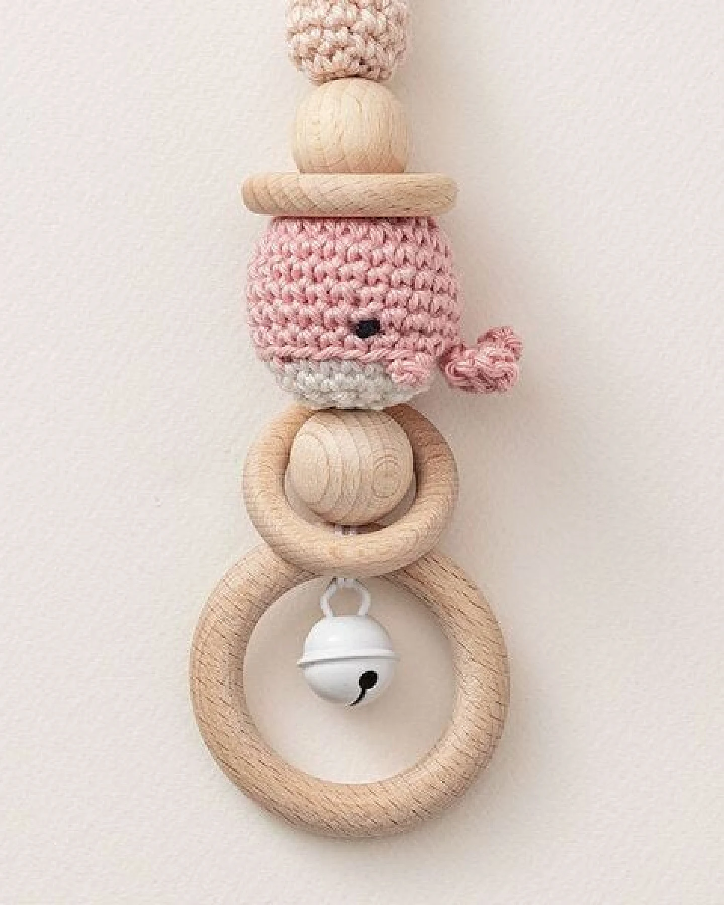 NoniKids Berlin Rasselclip Holz *Glocke Wal* 6 Farben I Bio Baumwollgarn – Ansicht 3