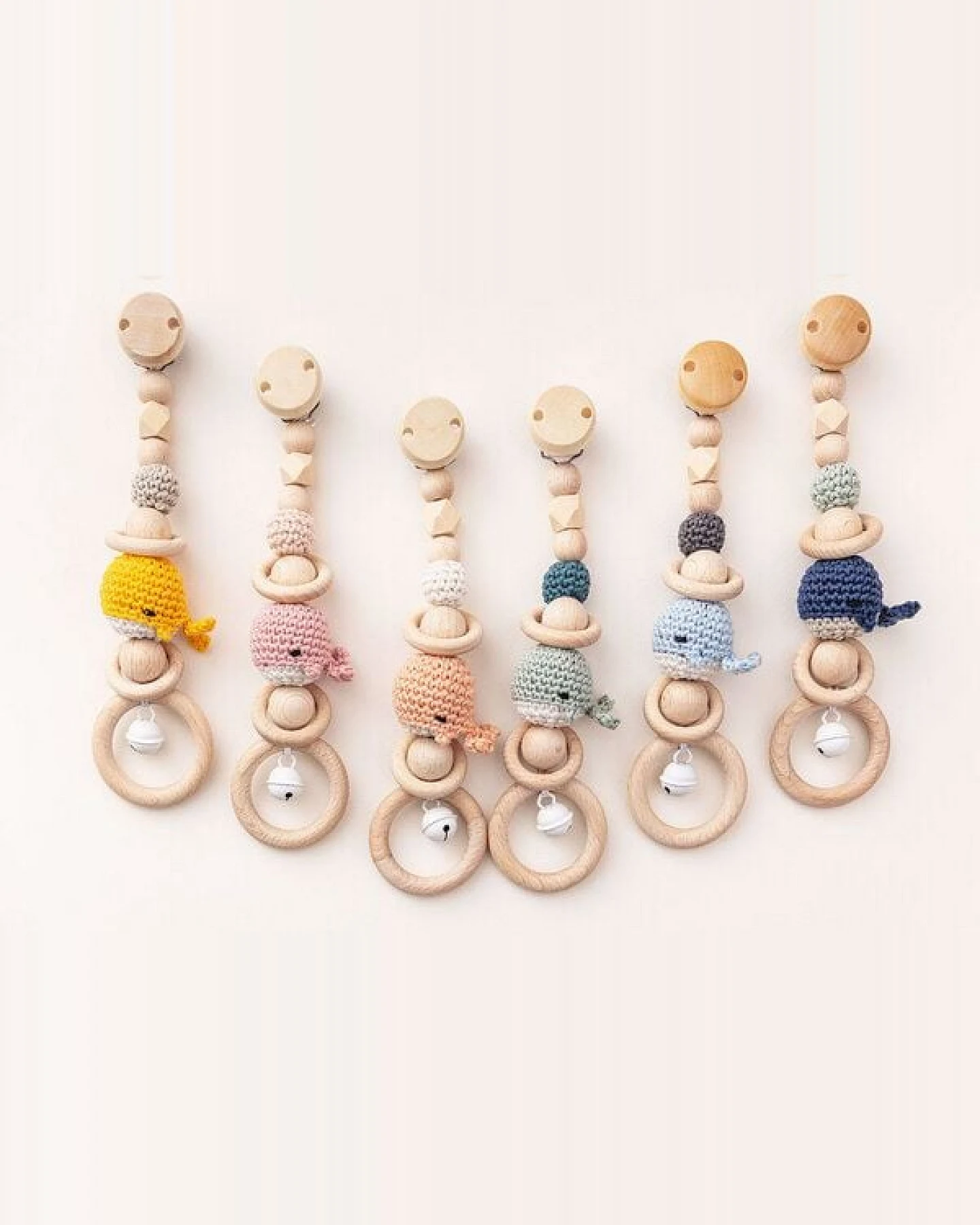 NoniKids Berlin Rasselclip Holz *Glocke Wal* 6 Farben I Bio Baumwollgarn – Ansicht 4