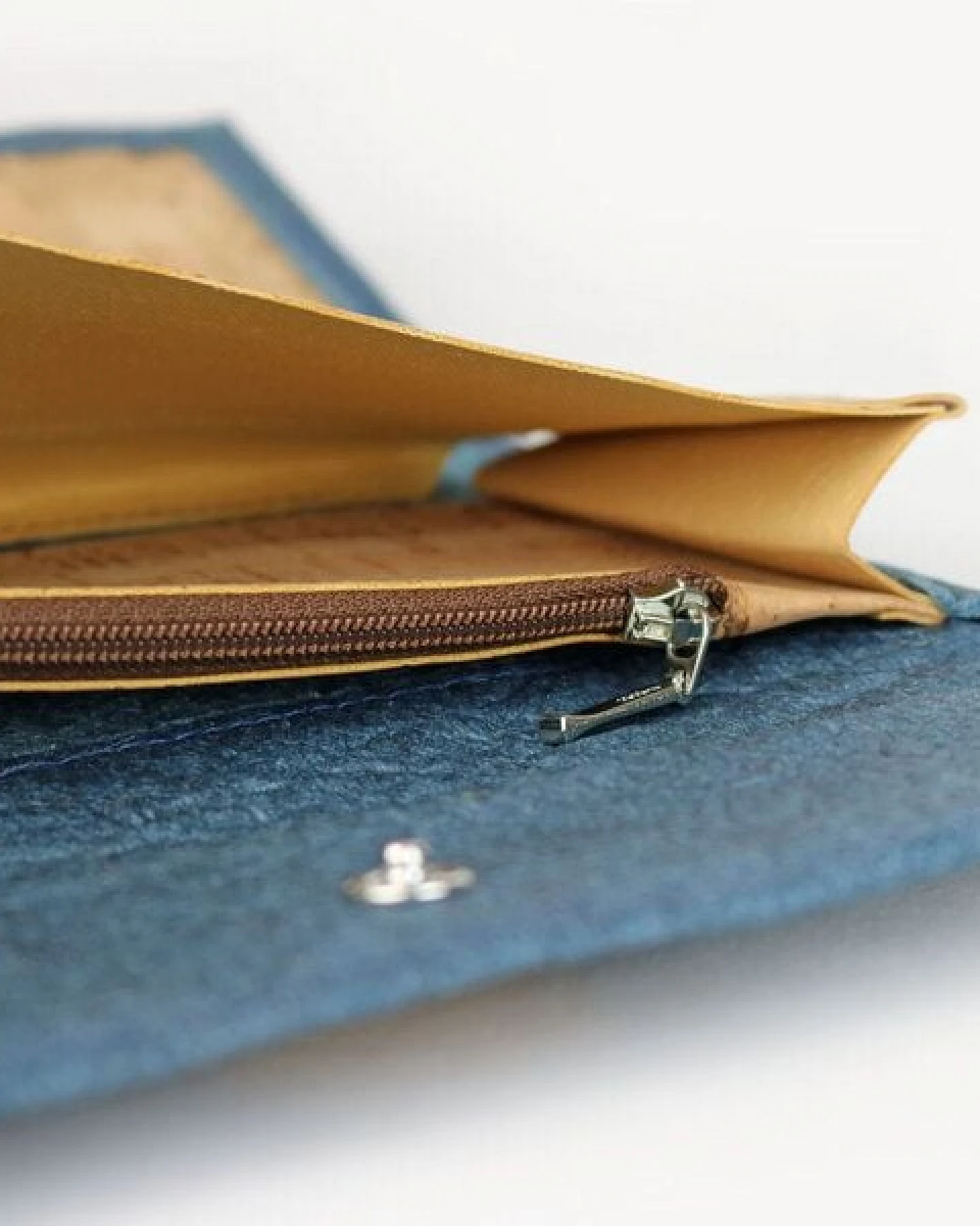 GARY MASH Geldbörse aus Piñatex® Ananasleder und Kork – Ansicht 4
